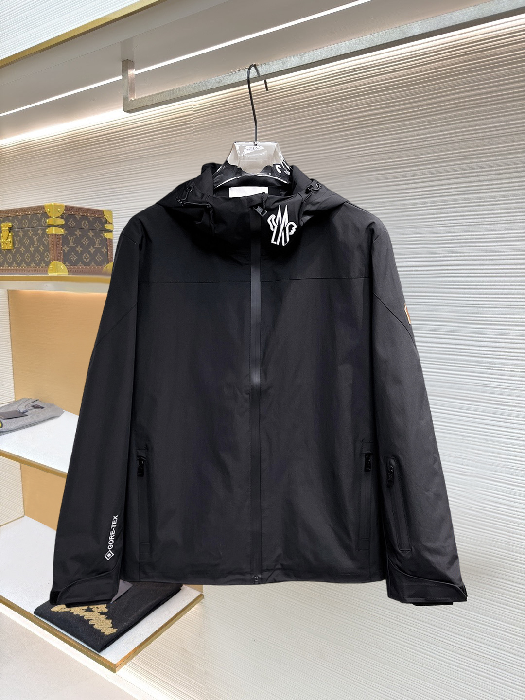 NO:874669,Same style as Mengkou official website, on sale in advance!  2026ss new spring men's jackets, original high-end version with three standards!  With hidden hood, custom-made fabrics at the counter, highly breathable and comfortable, impeccable details, brand element design concept, reflecting high quality. It feels delicate and soft!  It presents a casual cut and the upper body shape is awesome!  Size M～3XL, maximum wearing capacity is 195 catties.,,Moncler,jackets & coats,jackets & coats,hats,19860909蒙口 官网同款,提前发售！2026ss开春新款男士夹克外套,原单三标齐全高端版本！带隐藏帽,专柜定制面料 透气舒适度高,细节无可挑剔,品牌元素设计理念,体现高品质.手感细腻柔软！呈现休闲裁剪,上身版型超赞！码数M～3XL,最大穿195斤.,,Moncler,jackets & coats,jackets & coats,hats,,Men's clothing