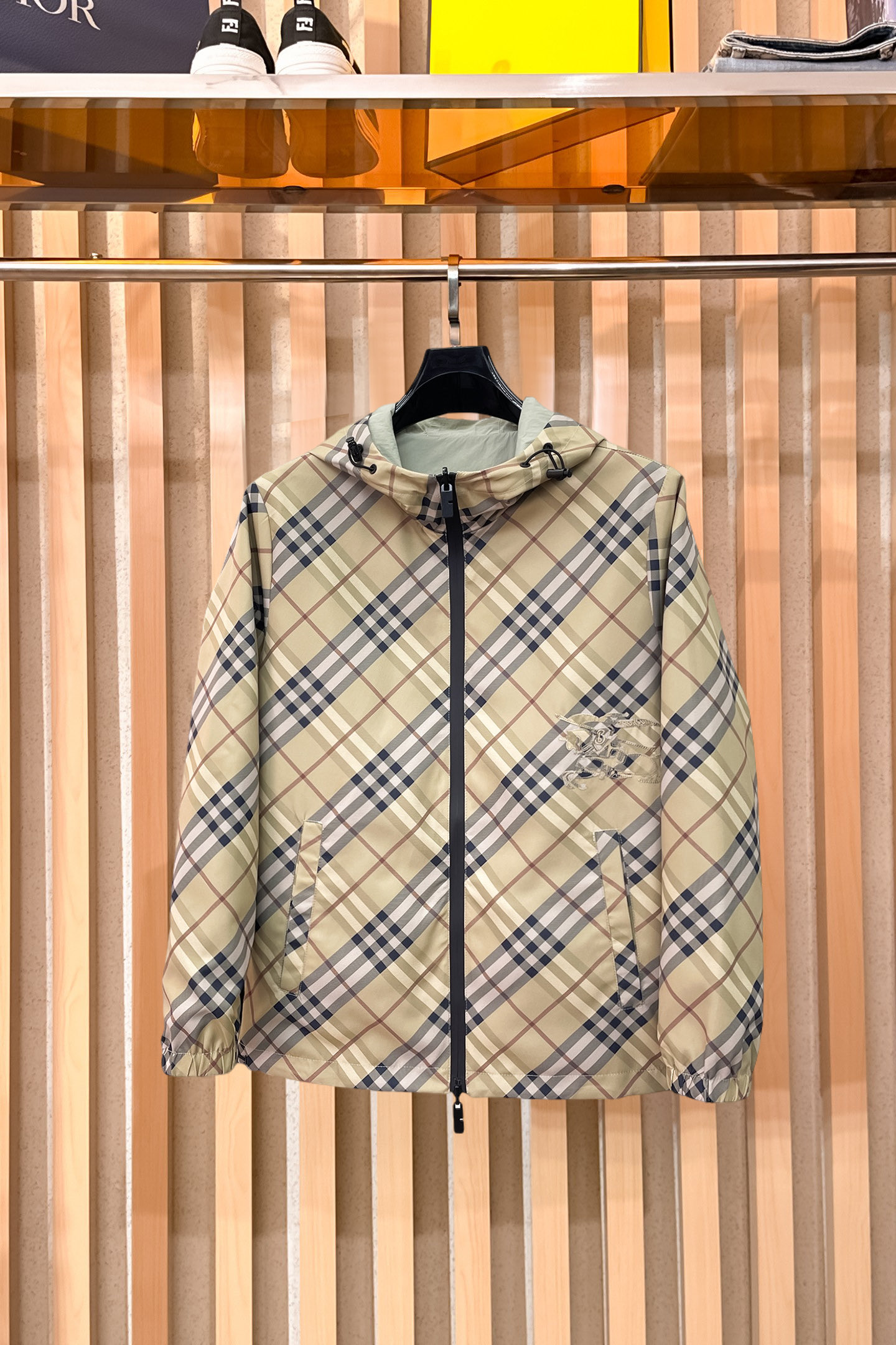 NO:870041,BURBERRY double-sided plaid jacket | Two sides in one, style as you like Light plaid vs solid color Double-sided design One side is a classic light blue plaid, showing British elegance; one side is simple and solid color, creating urban minimalism. Lightweight cotton blend fabric, comfortable and breathable. All black zippers run through the design, with adjustable hood and cuff elasticity, and the details highlight the quality. The metal background and warm light highlight the three-dimensional tailoring and high-end texture.  Double-sided jacket｜Check pattern/solid color double-sided switch, lightweight cotton feel, breathable and comfortable. All-black zipper + hood design, free interpretation of British classics and modern minimalism. 48-56 (model weighs 173,143 pounds, upper body size 50),,burberry,jackets & coats,hats,19860909BURBERRY 双面格纹夹克 | 一衣双面 格调随心 浅格纹 vs 纯色双面设计 一面经典浅蓝格纹,演绎英伦优雅；一面简约纯色,打造都市极简.轻量棉质混纺面料,舒适透气.全黑拉链贯穿设计,搭配可调节连帽与袖口松紧,细节彰显品质.金属背景与暖光映衬,凸显立体剪裁与高级质感. 双面夹克｜格纹/纯色双面切换,轻量棉感透气舒适.全黑拉链+连帽设计,英伦经典与现代极简自由演绎.48-56（模特173,143斤上身50码）,,burberry,jackets & coats,hats,,Men's clothing