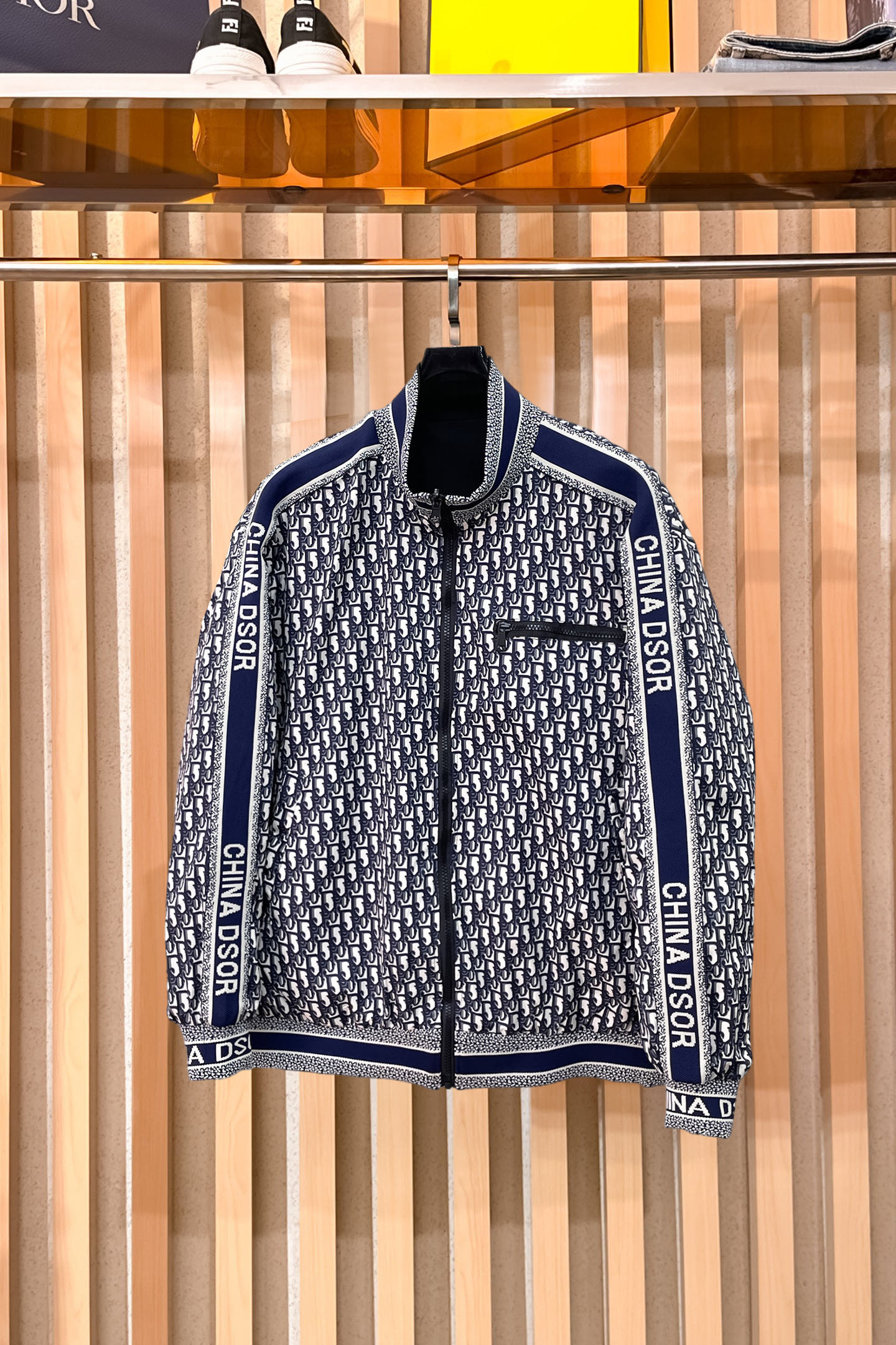 NO:870061,Dior 2026 spring and winter new men's reversible jacket. Original 1:1 customized hardware accessories, all imported and original customization. Welcome to compare at the counter. Super soft, super heavy fabric workmanship, perfect fit. Pay attention to the fabric and super comfortable. Exclusive model. Non-market goods. Same size for men and women, M to XXXL, dior, jackets & coats,19860909迪奥 2026春冬新款男士双面穿夹克 原版1:1订制五金配件全进口原版定制 欢迎专柜对比 超柔软 超级重面料做工杠杠的版型完美 注意面料超舒服 独家款 非市场货 男女同款尺码M一XXXL,,dior,jackets & coats,,Men's clothing