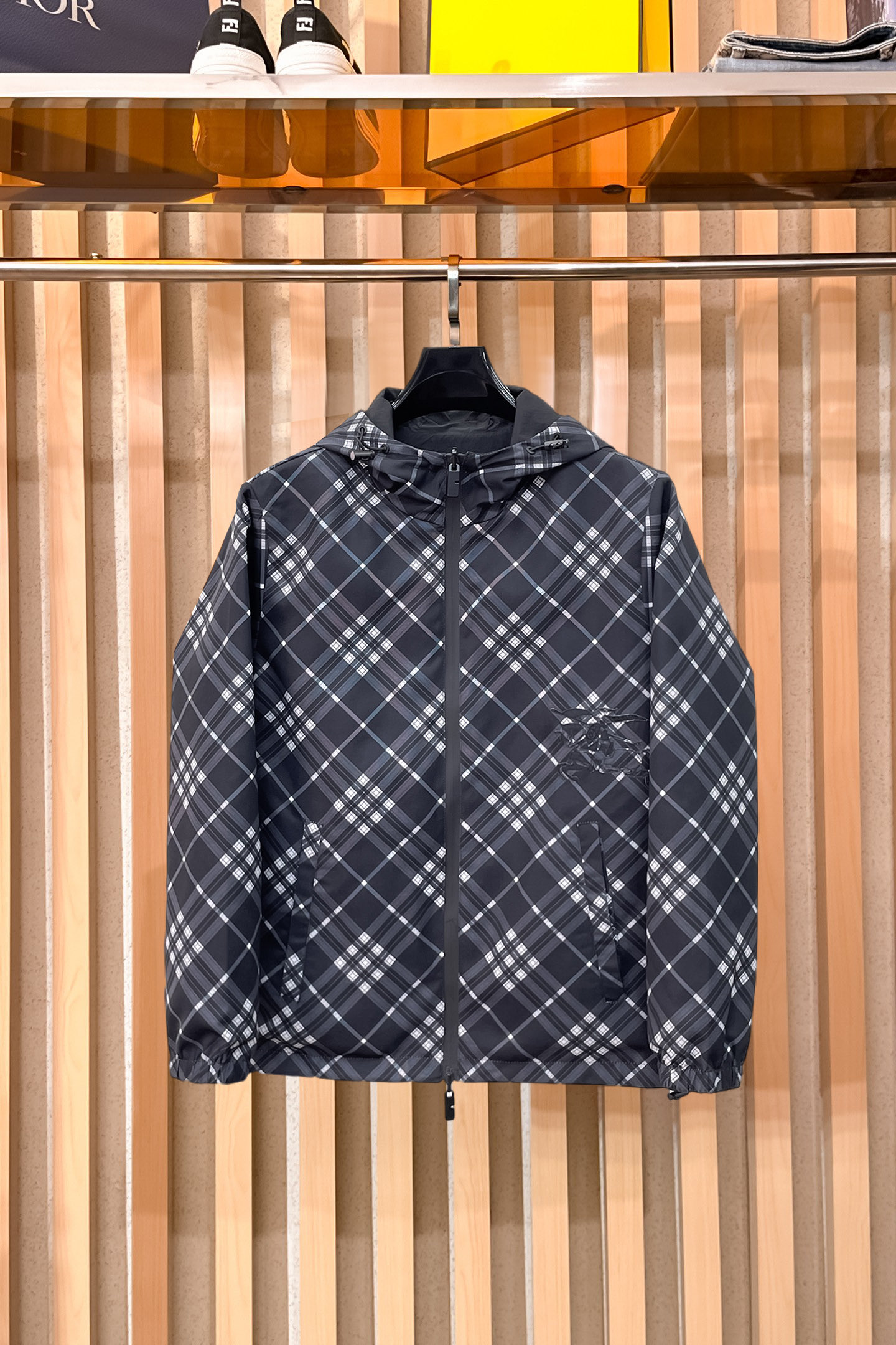 NO:870070,BURBERRY double-sided plaid jacket | Two sides in one, style as you like Light plaid vs solid color Double-sided design One side is a classic light blue plaid, showing British elegance; one side is simple and solid color, creating urban minimalism. Lightweight cotton blend fabric, comfortable and breathable. All black zippers run through the design, with adjustable hood and cuff elasticity, and the details highlight the quality. The metal background and warm light highlight the three-dimensional tailoring and high-end texture.  Double-sided jacket｜Check pattern/solid color double-sided switch, lightweight cotton feel, breathable and comfortable. All-black zipper + hood design, free interpretation of British classics and modern minimalism. 48-56 (model weighs 173,143 pounds, upper body size 50),,burberry,jackets & coats,hats,19860909BURBERRY 双面格纹夹克 | 一衣双面 格调随心 浅格纹 vs 纯色双面设计 一面经典浅蓝格纹,演绎英伦优雅；一面简约纯色,打造都市极简.轻量棉质混纺面料,舒适透气.全黑拉链贯穿设计,搭配可调节连帽与袖口松紧,细节彰显品质.金属背景与暖光映衬,凸显立体剪裁与高级质感. 双面夹克｜格纹/纯色双面切换,轻量棉感透气舒适.全黑拉链+连帽设计,英伦经典与现代极简自由演绎.48-56（模特173,143斤上身50码）,,burberry,jackets & coats,hats,,Men's clothing