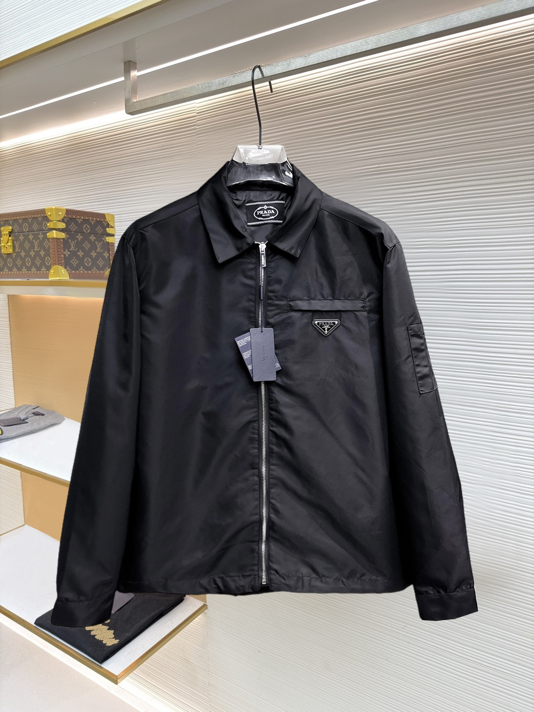 NO:874531,Same style as Prada official website, on sale in advance!  2026ss new spring men's jacket, high-end version with complete three-label original order, custom-made fabrics at the counter, high breathability and comfort, impeccable details, brand element design concept, reflecting high quality. It feels delicate and soft!  It presents a casual cut and the upper body shape is awesome!  Size M～3XL, maximum wearing capacity is 195 catties.,,prada,jackets & coats,jackets & coats,19860909普拉达 官网同款,提前发售！2026ss开春新款男士夹克外套,原单三标齐全高端版本,专柜定制面料 透气舒适度高,细节无可挑剔,品牌元素设计理念,体现高品质.手感细腻柔软！呈现休闲裁剪,上身版型超赞！码数M～3XL,最大穿195斤.,,prada,jackets & coats,jackets & coats,,Men's clothing