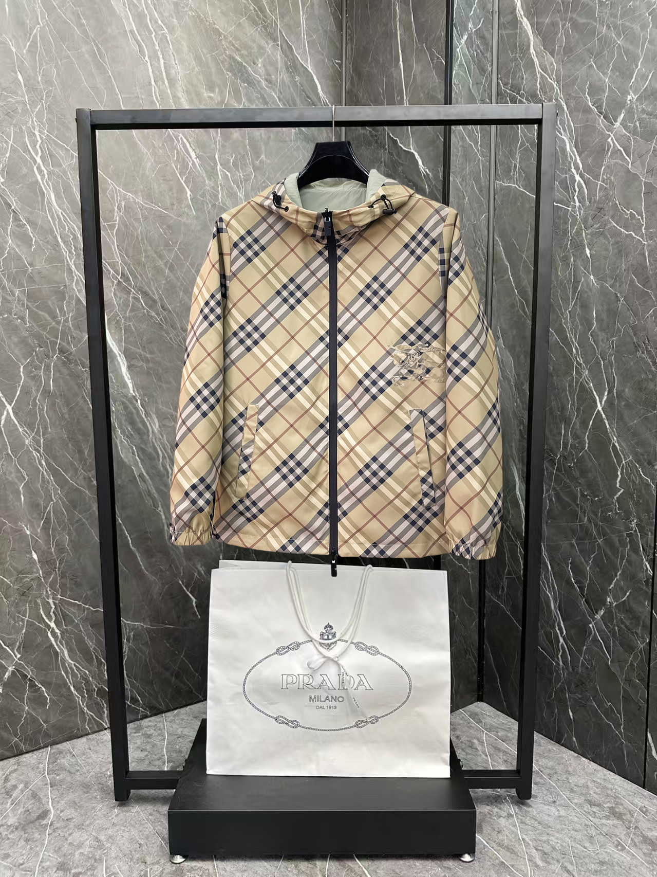 NO:876478,Same style as Burberry official website, on sale in advance!  2026ss spring new men's reversible jacket, original single and three-label complete high-end version!  , counter-customized fabrics with high breathability and comfort, impeccable details, brand element design concept, reflecting high quality. It feels delicate and soft!  It presents a casual cut and the upper body shape is awesome!  Size M～3XL, maximum wearing capacity is 195 catties.,,burberry,jackets & coats,jackets & coats,19860909巴宝莉 官网同款,提前发售！2026ss开春新款男士双面穿夹克外套,原单三标齐全高端版本！,专柜定制面料 透气舒适度高,细节无可挑剔,品牌元素设计理念,体现高品质.手感细腻柔软！呈现休闲裁剪,上身版型超赞！码数M～3XL,最大穿195斤.,,burberry,jackets & coats,jackets & coats,,Men's clothing