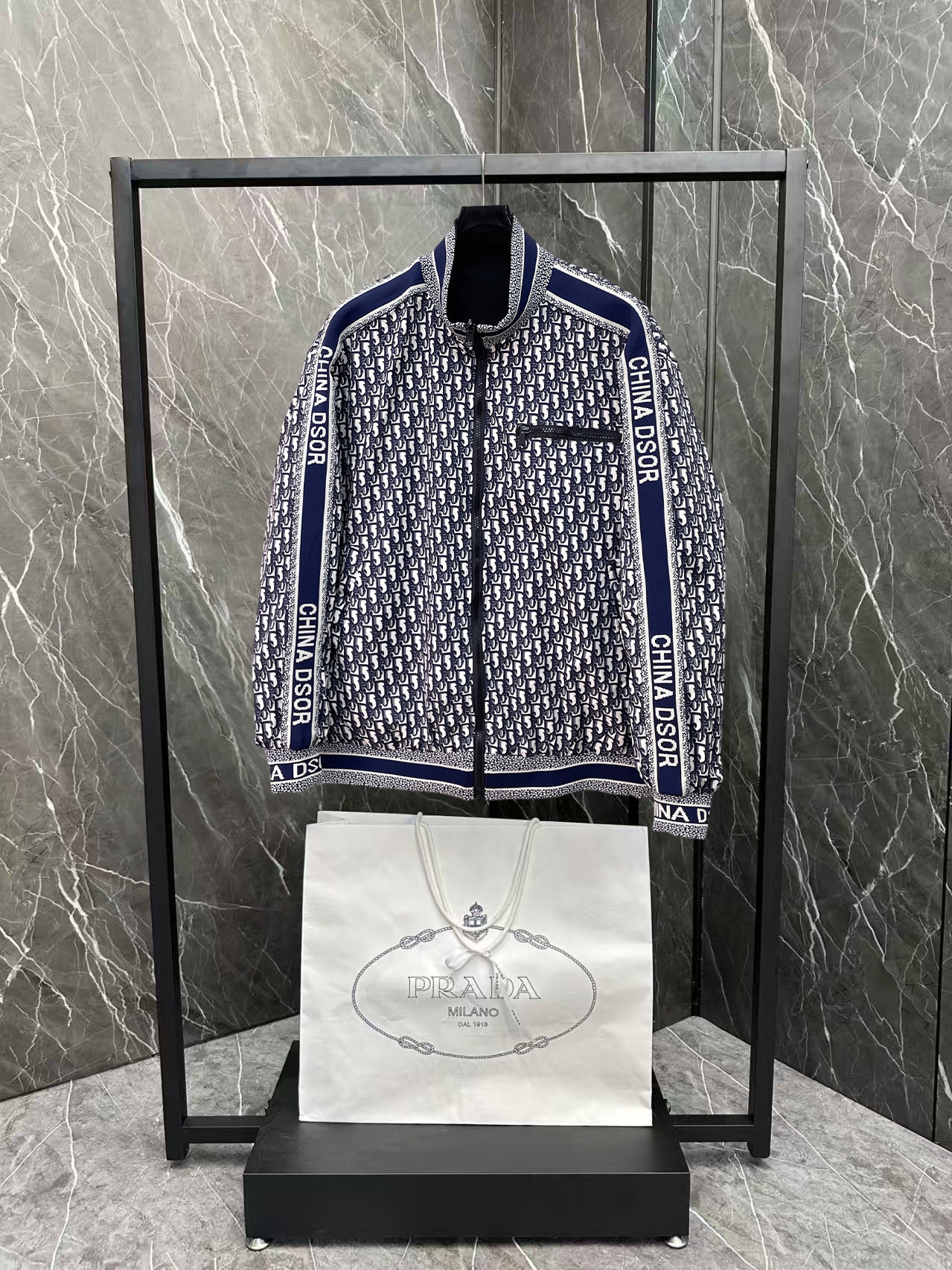 NO:876495,Same style as Dior official website, on sale in advance!  2026ss spring new men's reversible jacket, original single and three-label complete high-end version!  , counter-customized fabrics with high breathability and comfort, impeccable details, brand element design concept, reflecting high quality. It feels delicate and soft!  It presents a casual cut and the upper body shape is awesome!  Size M～3XL, maximum wearing capacity is 195kg.,,dior,jackets & coats,jackets & coats,19860909迪奥 官网同款,提前发售！2026ss开春新款男士双面穿夹克外套,原单三标齐全高端版本！,专柜定制面料 透气舒适度高,细节无可挑剔,品牌元素设计理念,体现高品质.手感细腻柔软！呈现休闲裁剪,上身版型超赞！码数M～3XL,最大穿195斤.,,dior,jackets & coats,jackets & coats,,Men's clothing