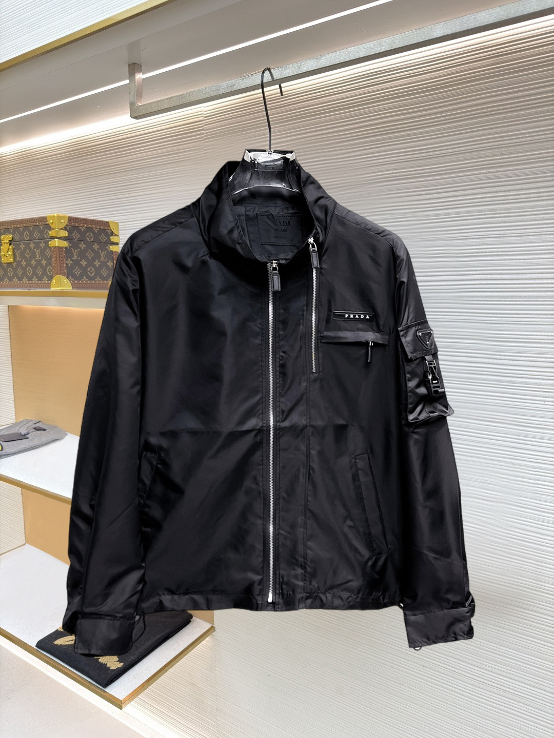NO:874539,Same style as Prada official website, on sale in advance!  2026ss new spring men's jackets, original high-end version with three standards!  With hidden hood, custom-made fabrics at the counter, highly breathable and comfortable, impeccable details, brand element design concept, reflecting high quality. It feels delicate and soft!  It presents a casual cut and the upper body shape is awesome!  Size M～3XL, maximum wearing capacity is 195 catties.,,prada,jackets & coats,jackets & coats,hats,19860909普拉达 官网同款,提前发售！2026ss开春新款男士夹克外套,原单三标齐全高端版本！带隐藏帽,专柜定制面料 透气舒适度高,细节无可挑剔,品牌元素设计理念,体现高品质.手感细腻柔软！呈现休闲裁剪,上身版型超赞！码数M～3XL,最大穿195斤.,,prada,jackets & coats,jackets & coats,hats,,Men's clothing