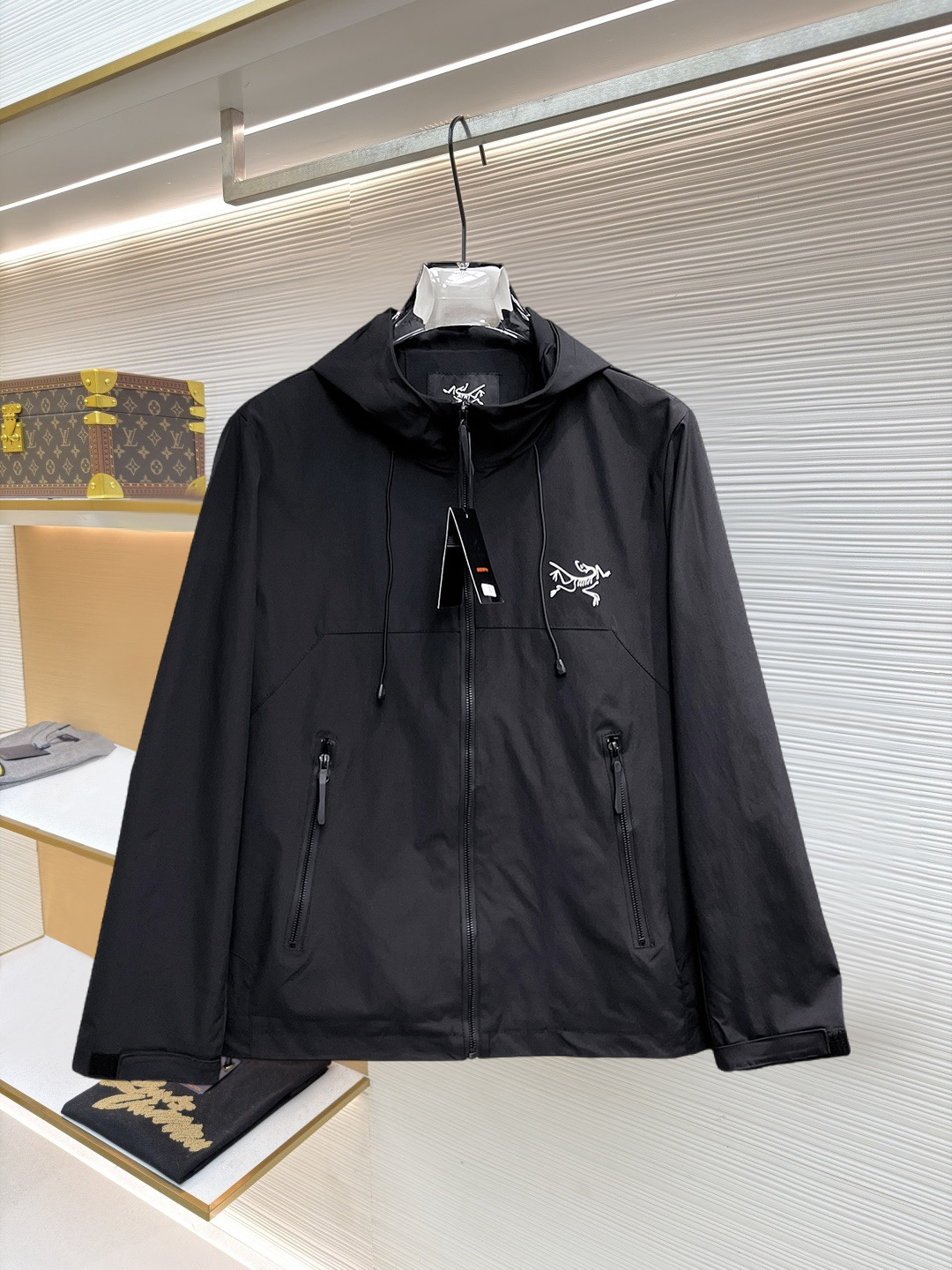 NO:874548,Same style as Arc’teryx official website, on sale in advance!  2026ss new spring men's jackets, original high-end version with three standards!  With hidden hood, custom-made fabrics at the counter, highly breathable and comfortable, impeccable details, brand element design concept, reflecting high quality. It feels delicate and soft!  It presents a casual cut and the upper body shape is awesome!  Size M～3XL, maximum wearing capacity is 195 catties.,arc'teryx,jackets & coats,jackets & coats,hats,19860909始祖鸟 官网同款,提前发售！2026ss开春新款男士夹克外套,原单三标齐全高端版本！带隐藏帽,专柜定制面料 透气舒适度高,细节无可挑剔,品牌元素设计理念,体现高品质.手感细腻柔软！呈现休闲裁剪,上身版型超赞！码数M～3XL,最大穿195斤.,arc'teryx,jackets & coats,jackets & coats,hats,,Men's clothing
