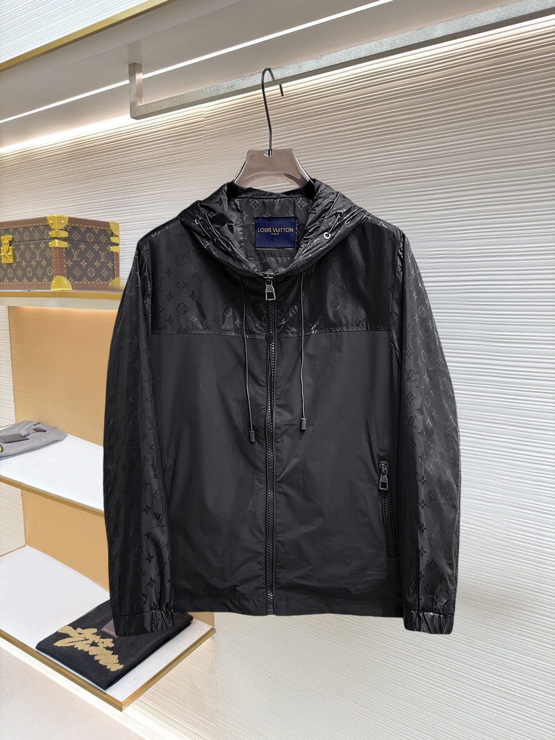 NO:874557,Same style as on LV official website, on sale in advance!  2026ss new spring men's jackets, original high-end version with three standards!  With hidden hood, custom-made fabrics at the counter, highly breathable and comfortable, impeccable details, brand element design concept, reflecting high quality. It feels delicate and soft!  It presents a casual cut and the upper body shape is awesome!  Size M～3XL, maximum wear is 195kg.,,louis vuitton,jackets & coats,jackets & coats,hats,19860909LV 官网同款,提前发售！2026ss开春新款男士夹克外套,原单三标齐全高端版本！带隐藏帽,专柜定制面料 透气舒适度高,细节无可挑剔,品牌元素设计理念,体现高品质.手感细腻柔软！呈现休闲裁剪,上身版型超赞！码数M～3XL,最大穿195斤.,,louis vuitton,jackets & coats,jackets & coats,hats,,Men's clothing