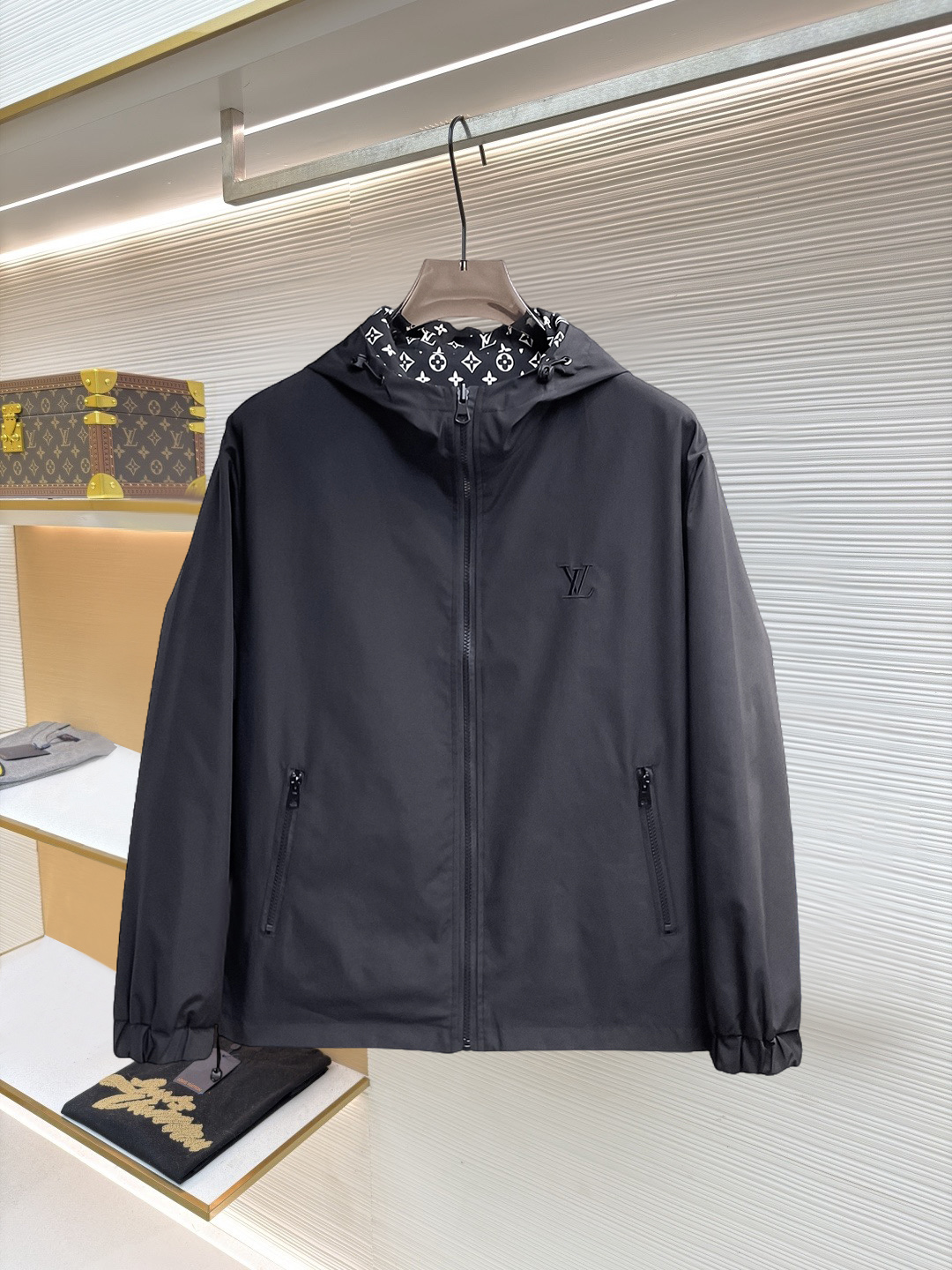 NO:874490,Same style as on LV official website, on sale in advance!  2026ss spring new men's reversible jacket, original single and three-label complete high-end version!  With hidden hood, custom-made fabrics at the counter, highly breathable and comfortable, impeccable details, brand element design concept, reflecting high quality. It feels delicate and soft!  It presents a casual cut and the upper body shape is awesome!  Size M～3XL, maximum wear is 195kg.,,louis vuitton,jackets & coats,jackets & coats,hats,19860909LV 官网同款,提前发售！2026ss开春新款男士双面穿夹克外套,原单三标齐全高端版本！带隐藏帽,专柜定制面料 透气舒适度高,细节无可挑剔,品牌元素设计理念,体现高品质.手感细腻柔软！呈现休闲裁剪,上身版型超赞！码数M～3XL,最大穿195斤.,,louis vuitton,jackets & coats,jackets & coats,hats,,Men's clothing
