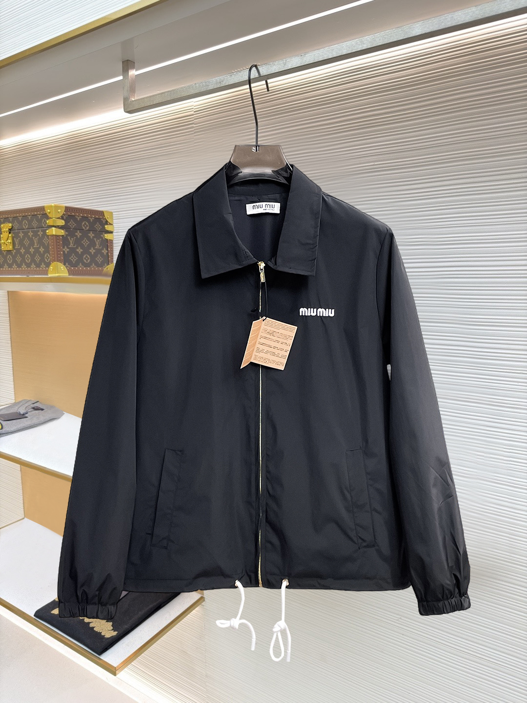 NO:874496,The same style on the miumiu official website, on sale in advance!  2026ss new spring men's jackets, original high-end version with three standards!  With hidden hood, custom-made fabrics at the counter, highly breathable and comfortable, impeccable details, brand element design concept, reflecting high quality. It feels delicate and soft!  It presents a casual cut and the upper body shape is awesome!  Size M～3XL, maximum wearing capacity is 195 catties.,,miumiu,jackets & coats,jackets & coats,hats,19860909miumiu 官网同款,提前发售！2026ss开春新款男士夹克外套,原单三标齐全高端版本！带隐藏帽,专柜定制面料 透气舒适度高,细节无可挑剔,品牌元素设计理念,体现高品质.手感细腻柔软！呈现休闲裁剪,上身版型超赞！码数M～3XL,最大穿195斤.,,miumiu,jackets & coats,jackets & coats,hats,,Men's clothing