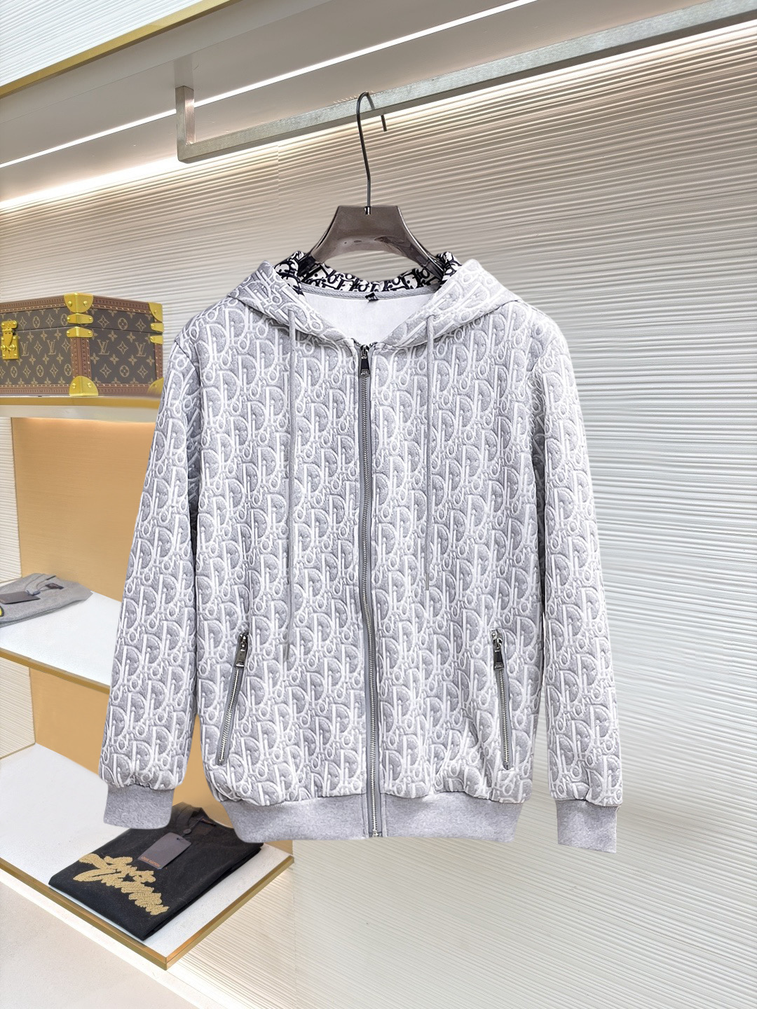 NO:874502,Same style as Dior official website, on sale in advance!  2026ss new spring men's jackets, original high-end version with three standards!  With hidden hood, custom-made fabrics at the counter, highly breathable and comfortable, impeccable details, brand element design concept, reflecting high quality. It feels delicate and soft!  It presents a casual cut and the upper body shape is awesome!  Size M～3XL, maximum wearing capacity is 195 catties.,,dior,jackets & coats,jackets & coats,hats,19860909迪奥 官网同款,提前发售！2026ss开春新款男士夹克外套,原单三标齐全高端版本！带隐藏帽,专柜定制面料 透气舒适度高,细节无可挑剔,品牌元素设计理念,体现高品质.手感细腻柔软！呈现休闲裁剪,上身版型超赞！码数M～3XL,最大穿195斤.,,dior,jackets & coats,jackets & coats,hats,,Men's clothing