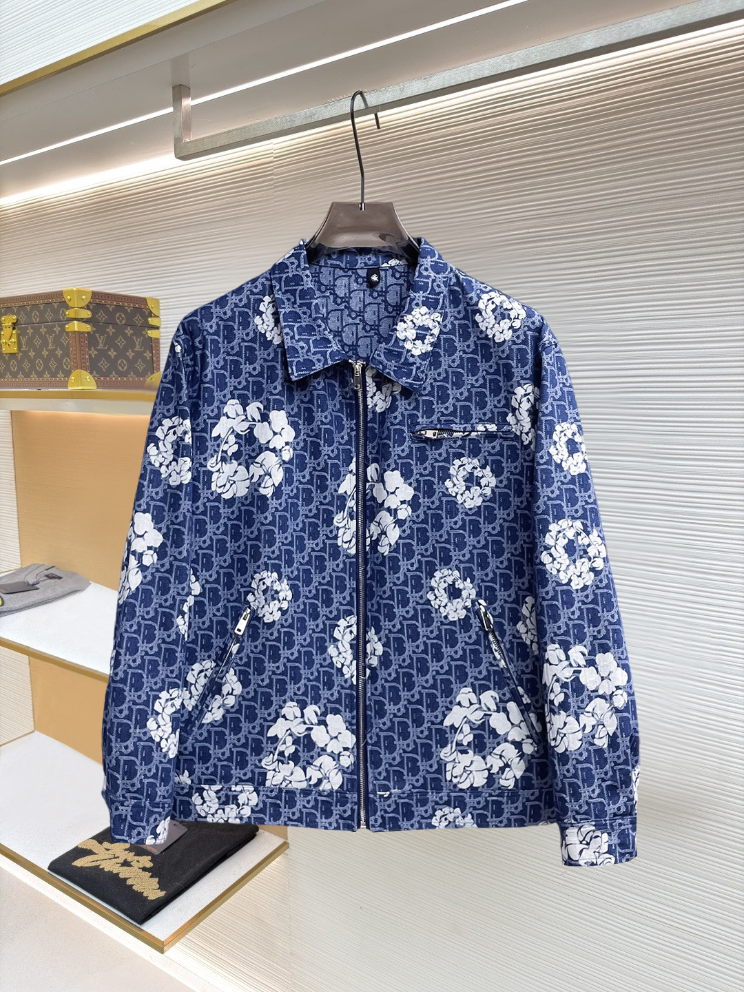 NO:874511,Same style as Dior official website, on sale in advance!  2026ss spring new men's denim jacket, original three-standard high-end version!  With hidden hood, custom-made fabrics at the counter, highly breathable and comfortable, impeccable details, brand element design concept, reflecting high quality. It feels delicate and soft!  It presents a casual cut and the upper body shape is awesome!  Size M～3XL, maximum wearing capacity is 195 catties.,,dior,jackets & coats,jackets & coats,hats,19860909迪奥 官网同款,提前发售！2026ss开春新款男士牛子夹克外套,原单三标齐全高端版本！带隐藏帽,专柜定制面料 透气舒适度高,细节无可挑剔,品牌元素设计理念,体现高品质.手感细腻柔软！呈现休闲裁剪,上身版型超赞！码数M～3XL,最大穿195斤.,,dior,jackets & coats,jackets & coats,hats,,Men's clothing