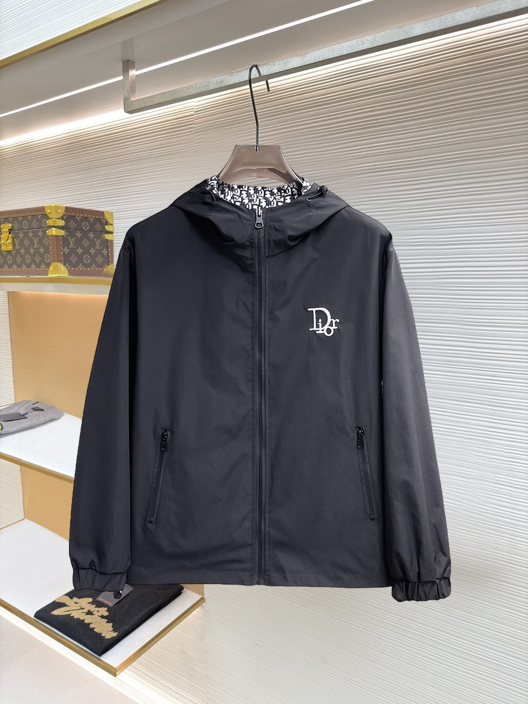 NO:874518,Same style as Dior official website, on sale in advance!  2026ss spring new men's reversible jacket, original single and three-label complete high-end version!  With hidden hood, custom-made fabrics at the counter, highly breathable and comfortable, impeccable details, brand element design concept, reflecting high quality. It feels delicate and soft!  It presents a casual cut and the upper body shape is awesome!  Size M～3XL, maximum wearing capacity is 195 catties.,,dior,jackets & coats,jackets & coats,hats,19860909迪奥 官网同款,提前发售！2026ss开春新款男士双面穿夹克外套,原单三标齐全高端版本！带隐藏帽,专柜定制面料 透气舒适度高,细节无可挑剔,品牌元素设计理念,体现高品质.手感细腻柔软！呈现休闲裁剪,上身版型超赞！码数M～3XL,最大穿195斤.,,dior,jackets & coats,jackets & coats,hats,,Men's clothing