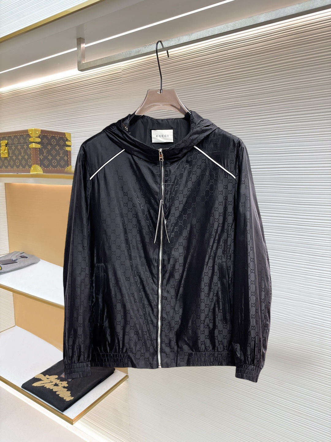 NO:874526,Same style as Gucci official website, on sale in advance!  2026ss new spring men's jackets, original high-end version with three standards!  With hidden hood, custom-made fabrics at the counter, highly breathable and comfortable, impeccable details, brand element design concept, reflecting high quality. It feels delicate and soft!  It presents a casual cut and the upper body shape is awesome!  Size M～3XL, maximum wearing capacity is 195 catties.,,jackets & coats,jackets & coats,hats,19860909古奇 官网同款,提前发售！2026ss开春新款男士夹克外套,原单三标齐全高端版本！带隐藏帽,专柜定制面料 透气舒适度高,细节无可挑剔,品牌元素设计理念,体现高品质.手感细腻柔软！呈现休闲裁剪,上身版型超赞！码数M～3XL,最大穿195斤.,,jackets & coats,jackets & coats,hats,,Men's clothing