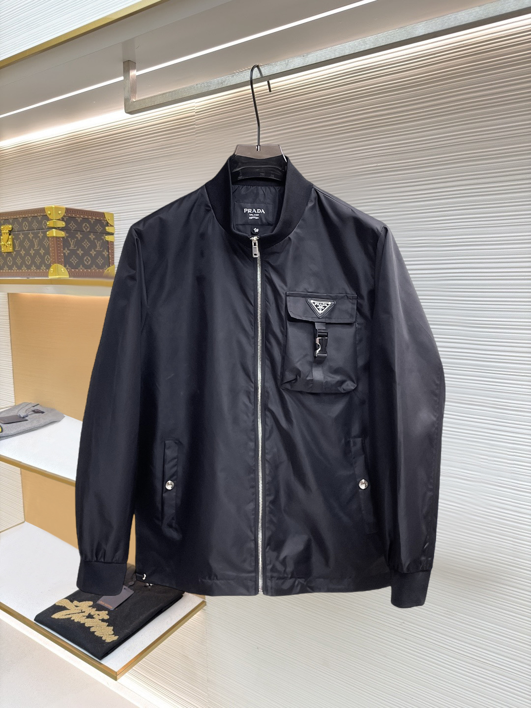 NO:874534,Same style as Prada official website, on sale in advance!  2026ss new spring men's jackets, original high-end version with three standards!  With hidden hood, custom-made fabrics at the counter, highly breathable and comfortable, impeccable details, brand element design concept, reflecting high quality. It feels delicate and soft!  It presents a casual cut and the upper body shape is awesome!  Size M～3XL, maximum wearing capacity is 195 catties.,,prada,jackets & coats,jackets & coats,hats,19860909普拉达 官网同款,提前发售！2026ss开春新款男士夹克外套,原单三标齐全高端版本！带隐藏帽,专柜定制面料 透气舒适度高,细节无可挑剔,品牌元素设计理念,体现高品质.手感细腻柔软！呈现休闲裁剪,上身版型超赞！码数M～3XL,最大穿195斤.,,prada,jackets & coats,jackets & coats,hats,,Men's clothing