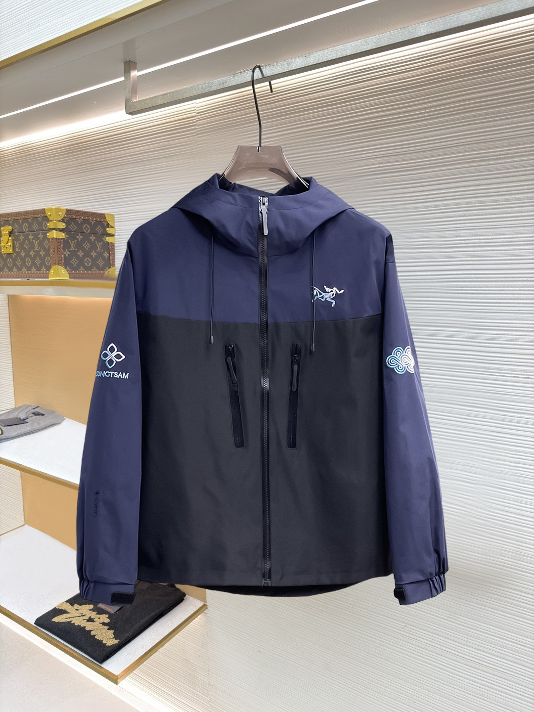 NO:874543,Same style as Arc’teryx official website, on sale in advance!  2026ss new spring men's jackets, original high-end version with three standards!  With hidden hood, custom-made fabrics at the counter, highly breathable and comfortable, impeccable details, brand element design concept, reflecting high quality. It feels delicate and soft!  It presents a casual cut and the upper body shape is awesome!  Size M～3XL, maximum wearing capacity is 195 catties.,arc'teryx,jackets & coats,jackets & coats,hats,19860909始祖鸟 官网同款,提前发售！2026ss开春新款男士夹克外套,原单三标齐全高端版本！带隐藏帽,专柜定制面料 透气舒适度高,细节无可挑剔,品牌元素设计理念,体现高品质.手感细腻柔软！呈现休闲裁剪,上身版型超赞！码数M～3XL,最大穿195斤.,arc'teryx,jackets & coats,jackets & coats,hats,,Men's clothing