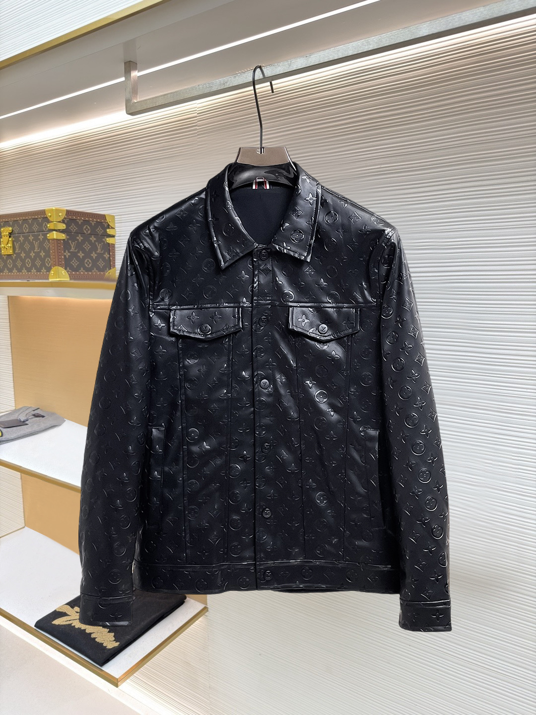NO:874552,LV (high-end quality) 2026 early spring new fashion casual leather jacket, imported original technical fabrics, comfortable and breathable upper body, exquisite hand-embroidered letter logo on the chest, unique design reversible style, digital positioning printing technology on the reverse, highlighting the personality of young people, original hardware accessories, extremely high grade, handsome upper body!  M-3XL,,louis vuitton,jackets & coats,jackets & coats,leather jacket,19860909LV（高端品质）2026早春新品时尚休闲皮衣夹克外套,进口原版科技面料,上身舒适透气,胸前精致手工刺绣工艺字母logo,独特设计两面穿风格,反面数码定位印花工艺,彰显了年轻人的个性,原版五金辅料,档次极高,上身帅气十足！M-3XL,,louis vuitton,jackets & coats,jackets & coats,leather jacket,,Men's clothing