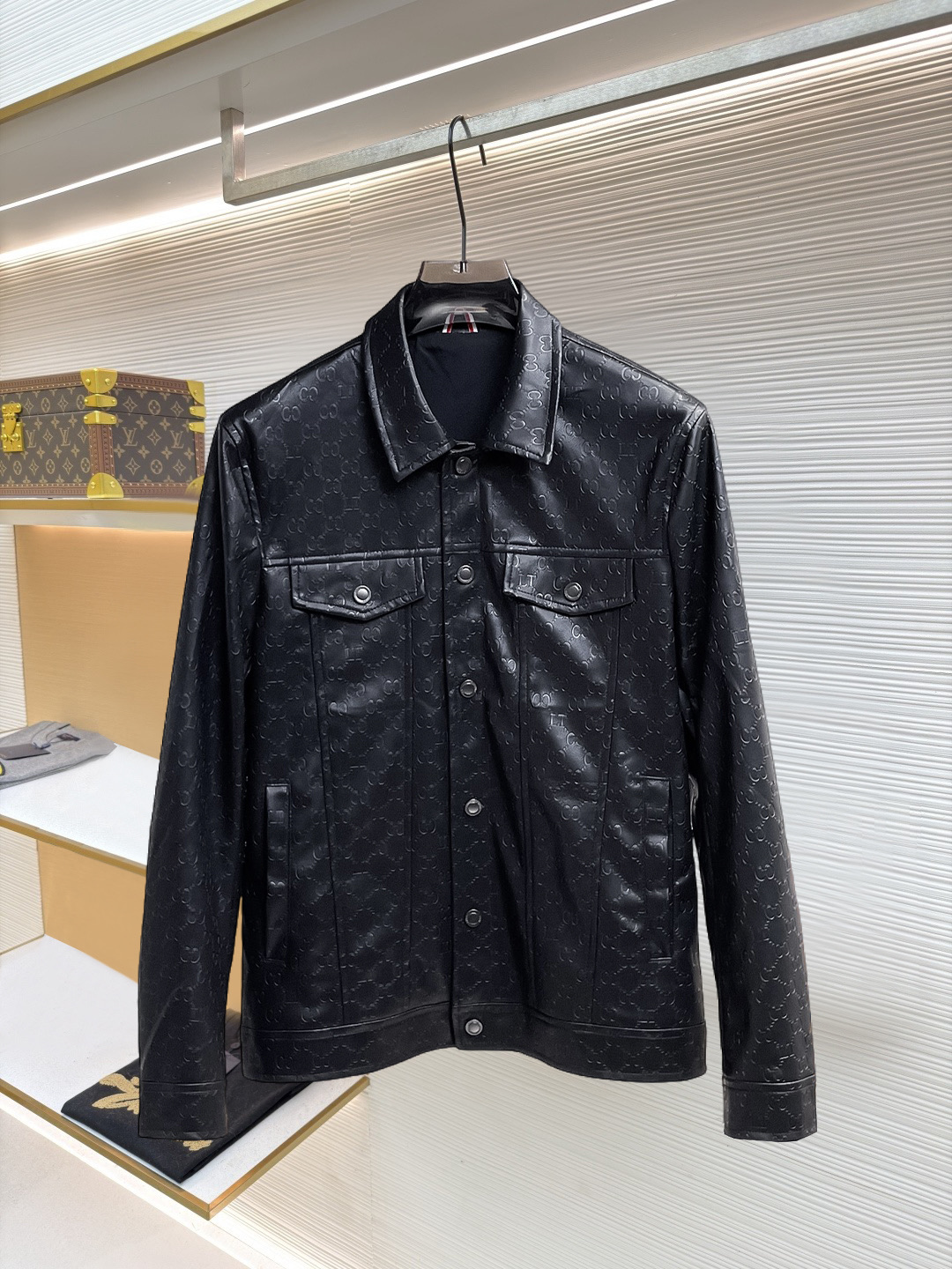 NO:874559,Gucci (high-end quality) 2026 early spring new stylish casual leather jacket, imported original technical fabrics, comfortable and breathable upper body, exquisite hand-embroidered letter logo on the chest, unique design reversible style, digital positioning printing technology on the reverse, highlighting the personality of young people, original hardware accessories, extremely high-grade, handsome upper body!  M-3XL,,jackets & coats,jackets & coats,leather jacket,19860909古奇（高端品质）2026早春新品时尚休闲皮衣夹克外套,进口原版科技面料,上身舒适透气,胸前精致手工刺绣工艺字母logo,独特设计两面穿风格,反面数码定位印花工艺,彰显了年轻人的个性,原版五金辅料,档次极高,上身帅气十足！M-3XL,,jackets & coats,jackets & coats,leather jacket,,Men's clothing