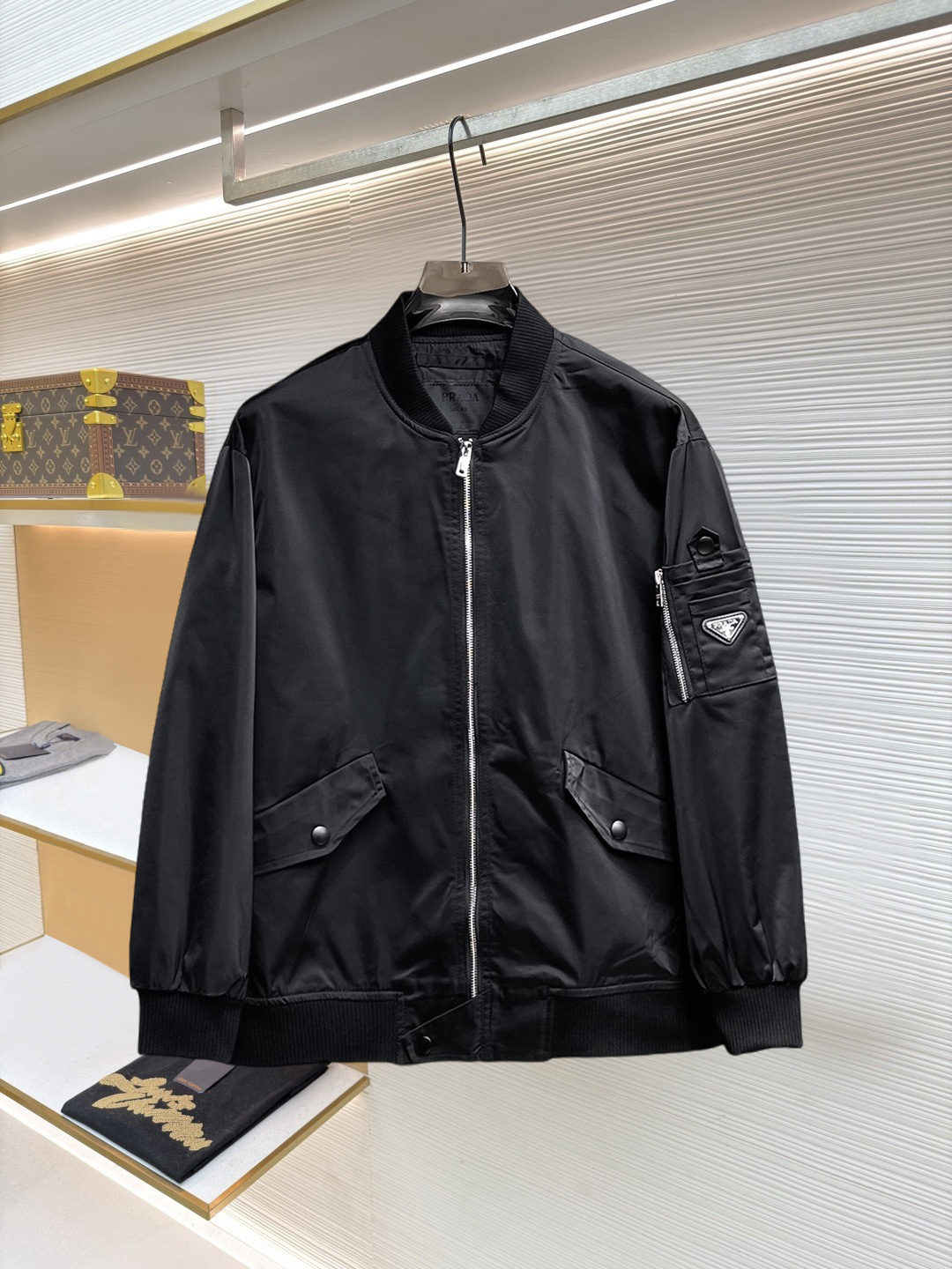 NO:874491,Same style as Prada official website, on sale in advance!  2026ss new spring men's jackets, original high-end version with three standards!  With hidden hood, custom-made fabrics at the counter, highly breathable and comfortable, impeccable details, brand element design concept, reflecting high quality. It feels delicate and soft!  It presents a casual cut and the upper body shape is awesome!  Size M～3XL, maximum wearing capacity is 195 catties.,,prada,jackets & coats,jackets & coats,hats,19860909普拉达 官网同款,提前发售！2026ss开春新款男士夹克外套,原单三标齐全高端版本！带隐藏帽,专柜定制面料 透气舒适度高,细节无可挑剔,品牌元素设计理念,体现高品质.手感细腻柔软！呈现休闲裁剪,上身版型超赞！码数M～3XL,最大穿195斤.,,prada,jackets & coats,jackets & coats,hats,,Men's clothing