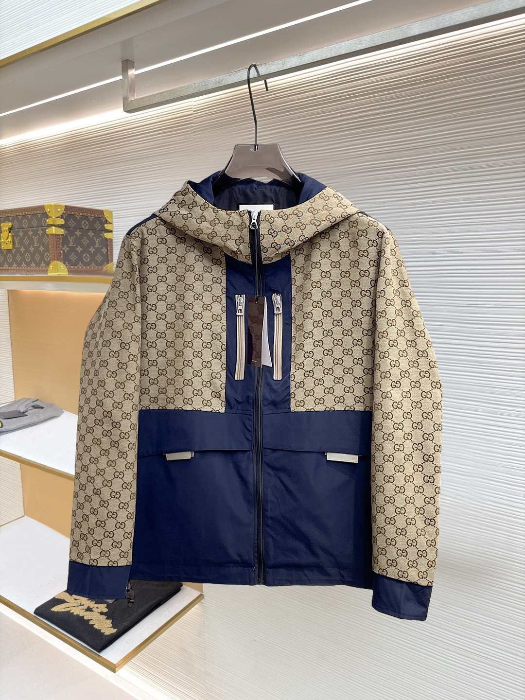 NO:874497,Same style as Gucci official website, on sale in advance!  2026ss new spring men's jackets, original high-end version with three standards!  With hidden hood, custom-made fabrics at the counter, highly breathable and comfortable, impeccable details, brand element design concept, reflecting high quality. It feels delicate and soft!  It presents a casual cut and the upper body shape is awesome!  Size M～3XL, maximum wearing capacity is 195 catties.,,jackets & coats,jackets & coats,hats,19860909古奇 官网同款,提前发售！2026ss开春新款男士夹克外套,原单三标齐全高端版本！带隐藏帽,专柜定制面料 透气舒适度高,细节无可挑剔,品牌元素设计理念,体现高品质.手感细腻柔软！呈现休闲裁剪,上身版型超赞！码数M～3XL,最大穿195斤.,,jackets & coats,jackets & coats,hats,,Men's clothing