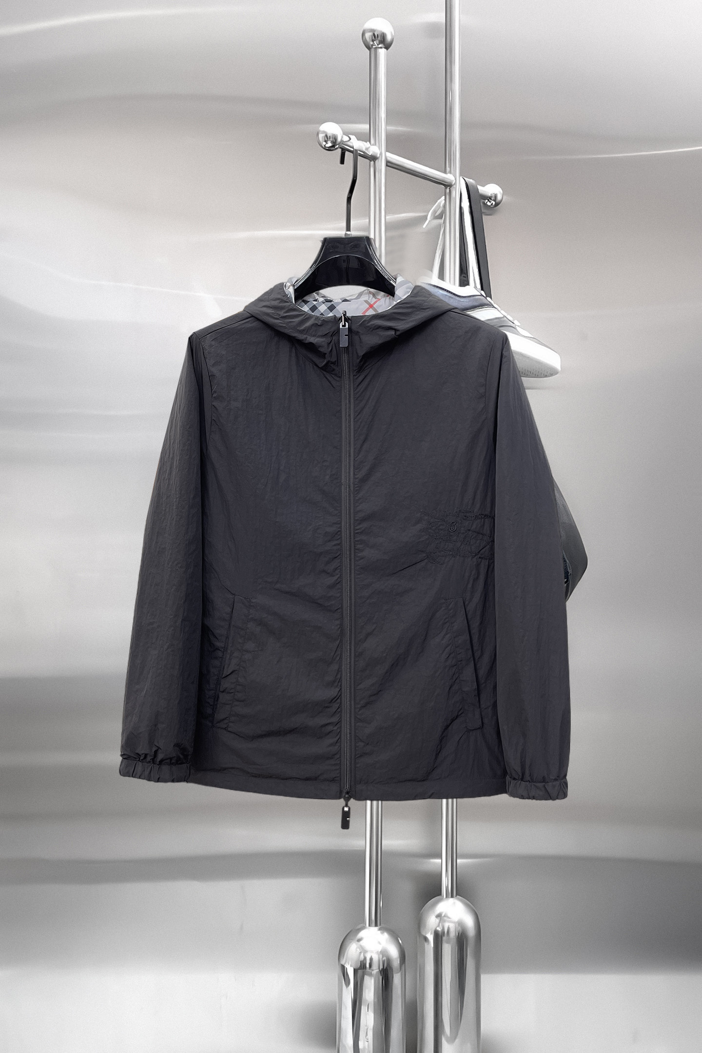 NO:849808,Same style as Burberry official website, on sale in advance!  2026ss new men's reversible jacket, original single and three-standard high-end version!  With hidden hood, custom-made fabrics at the counter, highly breathable and comfortable, impeccable details, brand element design concept, reflecting high quality. It feels delicate and soft!  It presents a casual cut and the upper body shape is awesome!  Size M～3XL, maximum wearing capacity is 195 catties.,,burberry,jackets & coats,jackets & coats,hats,19860909巴宝莉 官网同款,提前发售！2026ss新款男士双面穿夹克外套,原单三标齐全高端版本！带隐藏帽,专柜定制面料 透气舒适度高,细节无可挑剔,品牌元素设计理念,体现高品质.手感细腻柔软！呈现休闲裁剪,上身版型超赞！码数M～3XL,最大穿195斤.,,burberry,jackets & coats,jackets & coats,hats,,Men's clothing