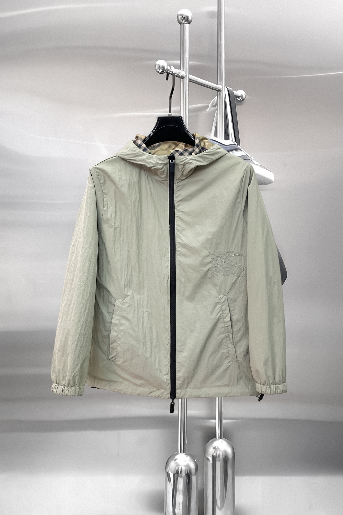 NO:849811,Same style as Burberry official website, on sale in advance!  2026ss new men's reversible jacket, original single and three-standard high-end version!  With hidden hood, custom-made fabrics at the counter, highly breathable and comfortable, impeccable details, brand element design concept, reflecting high quality. It feels delicate and soft!  It presents a casual cut and the upper body shape is awesome!  Size M～3XL, maximum wearing capacity is 195 catties.,,burberry,jackets & coats,jackets & coats,hats,19860909巴宝莉 官网同款,提前发售！2026ss新款男士双面穿夹克外套,原单三标齐全高端版本！带隐藏帽,专柜定制面料 透气舒适度高,细节无可挑剔,品牌元素设计理念,体现高品质.手感细腻柔软！呈现休闲裁剪,上身版型超赞！码数M～3XL,最大穿195斤.,,burberry,jackets & coats,jackets & coats,hats,,Men's clothing