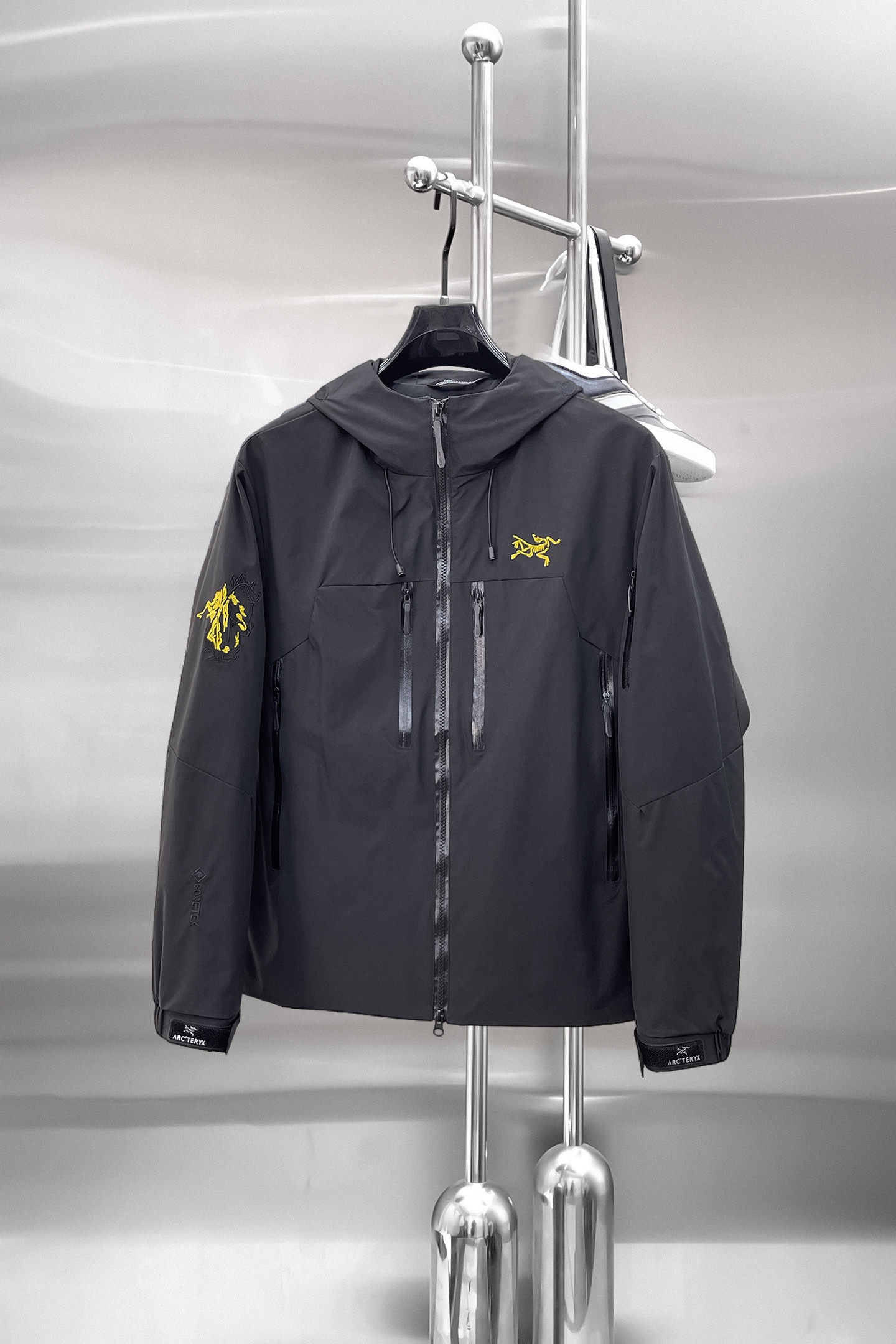 NO:849814,Same style as Arc’teryx official website, on sale in advance!  2026ss new men's jacket, original three-standard high-end version!  With hidden hood, custom-made fabrics at the counter, highly breathable and comfortable, impeccable details, brand element design concept, reflecting high quality. It feels delicate and soft!  It presents a casual cut and the upper body shape is awesome!  Size M～3XL, maximum wearing capacity is 195 catties.,arc'teryx,jackets & coats,jackets & coats,hats,19860909始祖鸟 官网同款,提前发售！2026ss新款男士夹克外套,原单三标齐全高端版本！带隐藏帽,专柜定制面料 透气舒适度高,细节无可挑剔,品牌元素设计理念,体现高品质.手感细腻柔软！呈现休闲裁剪,上身版型超赞！码数M～3XL,最大穿195斤.,arc'teryx,jackets & coats,jackets & coats,hats,,Men's clothing