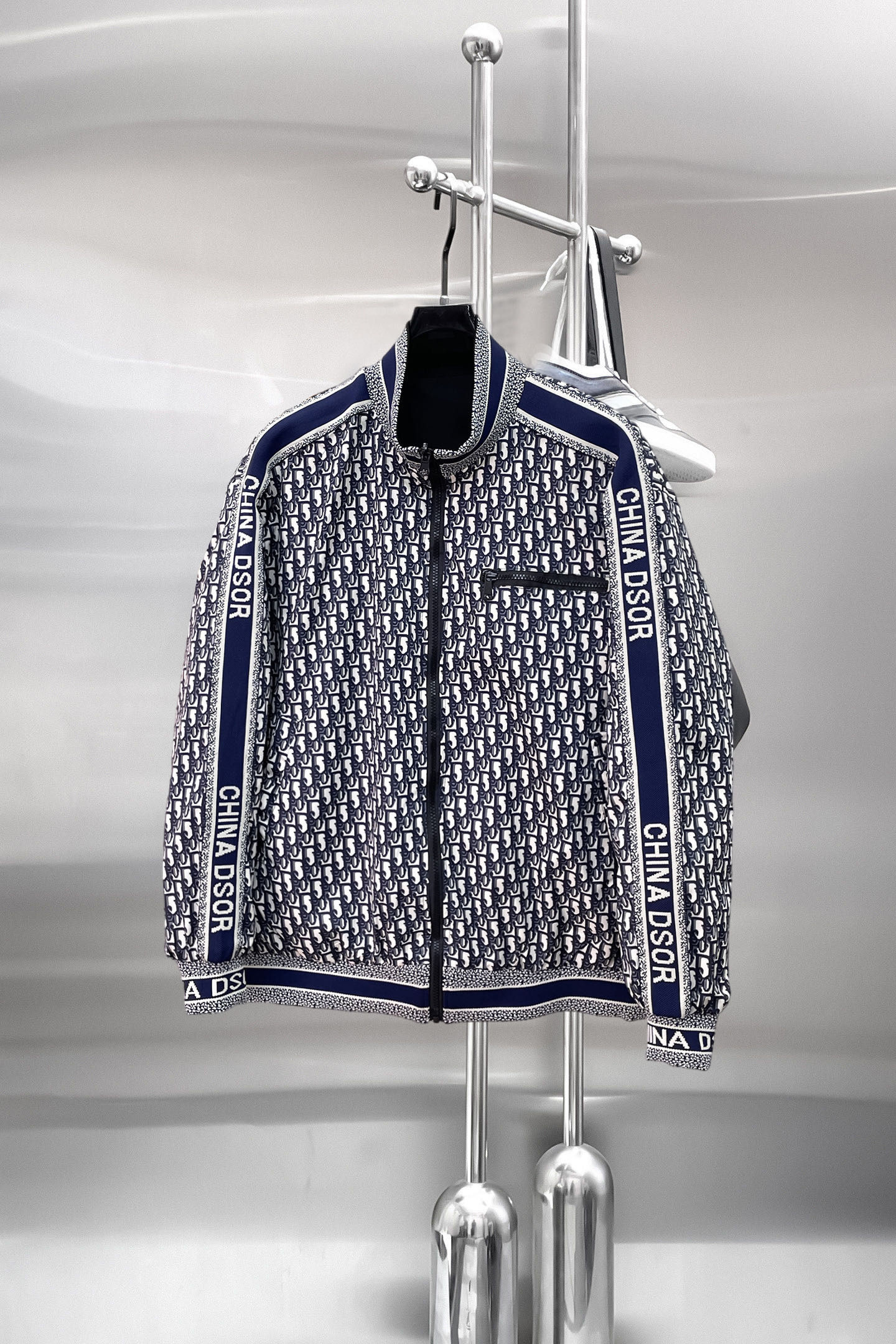 NO:849817,Same style as Dior official website, on sale in advance!  2026ss new men's reversible jacket, original single and three-standard high-end version!  With hidden hood, custom-made fabrics at the counter, highly breathable and comfortable, impeccable details, brand element design concept, reflecting high quality. It feels delicate and soft!  It presents a casual cut and the upper body shape is awesome!  Size M～3XL, maximum wearing capacity is 195kg.,,dior,jackets & coats,jackets & coats,hats,19860909迪奥 官网同款,提前发售！2026ss新款男士双面穿夹克外套,原单三标齐全高端版本！带隐藏帽,专柜定制面料 透气舒适度高,细节无可挑剔,品牌元素设计理念,体现高品质.手感细腻柔软！呈现休闲裁剪,上身版型超赞！码数M～3XL,最大穿195斤.,,dior,jackets & coats,jackets & coats,hats,,Men's clothing