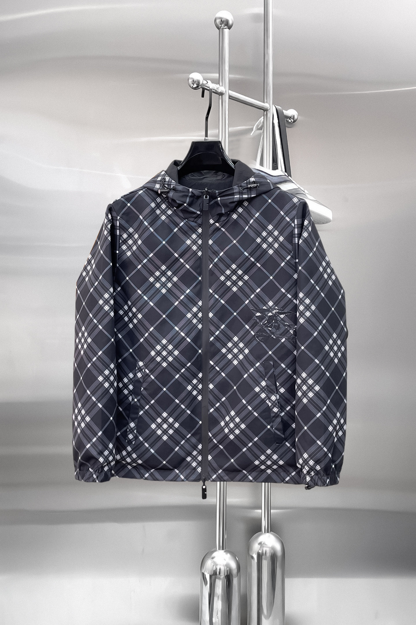 NO:849820,Same style as Burberry official website, on sale in advance!  2026ss new men's reversible jacket, original single and three-standard high-end version!  With hidden hood, custom-made fabrics at the counter, highly breathable and comfortable, impeccable details, brand element design concept, reflecting high quality. It feels delicate and soft!  It presents a casual cut and the upper body shape is awesome!  Size M～3XL, maximum wearing capacity is 195 catties.,,burberry,jackets & coats,jackets & coats,hats,19860909巴宝莉 官网同款,提前发售！2026ss新款男士双面穿夹克外套,原单三标齐全高端版本！带隐藏帽,专柜定制面料 透气舒适度高,细节无可挑剔,品牌元素设计理念,体现高品质.手感细腻柔软！呈现休闲裁剪,上身版型超赞！码数M～3XL,最大穿195斤.,,burberry,jackets & coats,jackets & coats,hats,,Men's clothing