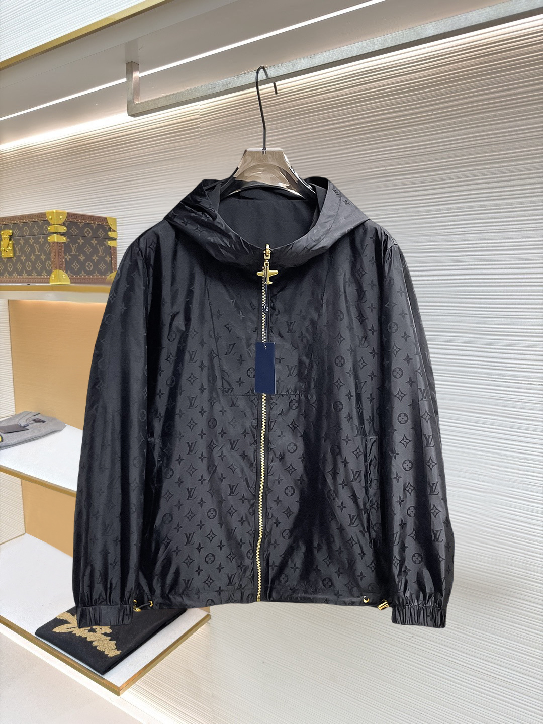 NO:874503,Same style as on LV official website, on sale in advance!  2026ss spring new men's reversible jacket, original single and three-label complete high-end version!  With hidden hood, custom-made fabrics at the counter, highly breathable and comfortable, impeccable details, brand element design concept, reflecting high quality. It feels delicate and soft!  It presents a casual cut and the upper body shape is awesome!  Size M～3XL, maximum wear is 195kg.,,louis vuitton,jackets & coats,jackets & coats,hats,19860909LV 官网同款,提前发售！2026ss开春新款男士双面穿夹克外套,原单三标齐全高端版本！带隐藏帽,专柜定制面料 透气舒适度高,细节无可挑剔,品牌元素设计理念,体现高品质.手感细腻柔软！呈现休闲裁剪,上身版型超赞！码数M～3XL,最大穿195斤.,,louis vuitton,jackets & coats,jackets & coats,hats,,Men's clothing
