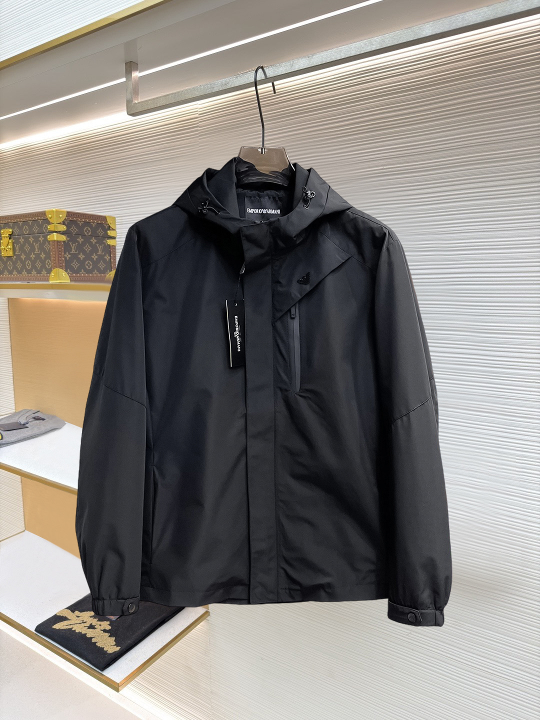 NO:874512,Same style as Armani official website, on sale in advance!  2026ss new spring men's jackets, original high-end version with three standards!  With hidden hood, custom-made fabrics at the counter, highly breathable and comfortable, impeccable details, brand element design concept, reflecting high quality. It feels delicate and soft!  It presents a casual cut and the upper body shape is awesome!  Size M～3XL, maximum wearing capacity is 195 catties.,,armani,jackets & coats,jackets & coats,hats,19860909阿玛尼 官网同款,提前发售！2026ss开春新款男士夹克外套,原单三标齐全高端版本！带隐藏帽,专柜定制面料 透气舒适度高,细节无可挑剔,品牌元素设计理念,体现高品质.手感细腻柔软！呈现休闲裁剪,上身版型超赞！码数M～3XL,最大穿195斤.,,armani,jackets & coats,jackets & coats,hats,,Men's clothing