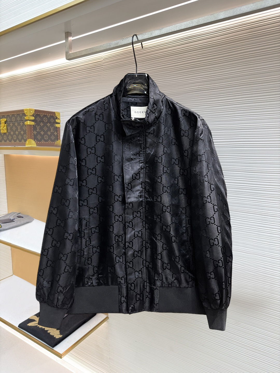 NO:874519,Same style as Gucci official website, on sale in advance!  2026ss new spring men's jackets, original high-end version with three standards!  With hidden hood, custom-made fabrics at the counter, highly breathable and comfortable, impeccable details, brand element design concept, reflecting high quality. It feels delicate and soft!  It presents a casual cut and the upper body shape is awesome!  Size M～3XL, maximum wearing capacity is 195 catties.,,jackets & coats,jackets & coats,hats,19860909古奇 官网同款,提前发售！2026ss开春新款男士夹克外套,原单三标齐全高端版本！带隐藏帽,专柜定制面料 透气舒适度高,细节无可挑剔,品牌元素设计理念,体现高品质.手感细腻柔软！呈现休闲裁剪,上身版型超赞！码数M～3XL,最大穿195斤.,,jackets & coats,jackets & coats,hats,,Men's clothing
