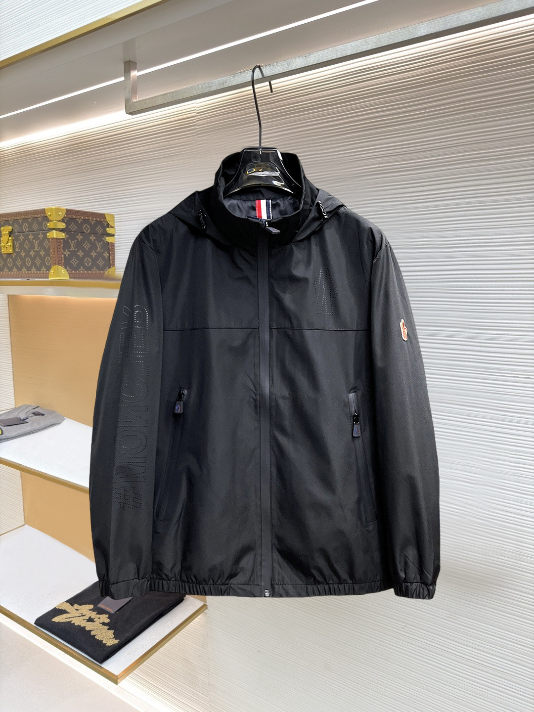 NO:874527,Same style as Mengkou official website, on sale in advance!  2026ss new spring men's jackets, original high-end version with three standards!  With hidden hood, custom-made fabrics at the counter, highly breathable and comfortable, impeccable details, brand element design concept, reflecting high quality. It feels delicate and soft!  It presents a casual cut and the upper body shape is awesome!  Size M～3XL, maximum wearing capacity is 195 catties.,,Moncler,jackets & coats,jackets & coats,hats,19860909蒙口 官网同款,提前发售！2026ss开春新款男士夹克外套,原单三标齐全高端版本！带隐藏帽,专柜定制面料 透气舒适度高,细节无可挑剔,品牌元素设计理念,体现高品质.手感细腻柔软！呈现休闲裁剪,上身版型超赞！码数M～3XL,最大穿195斤.,,Moncler,jackets & coats,jackets & coats,hats,,Men's clothing