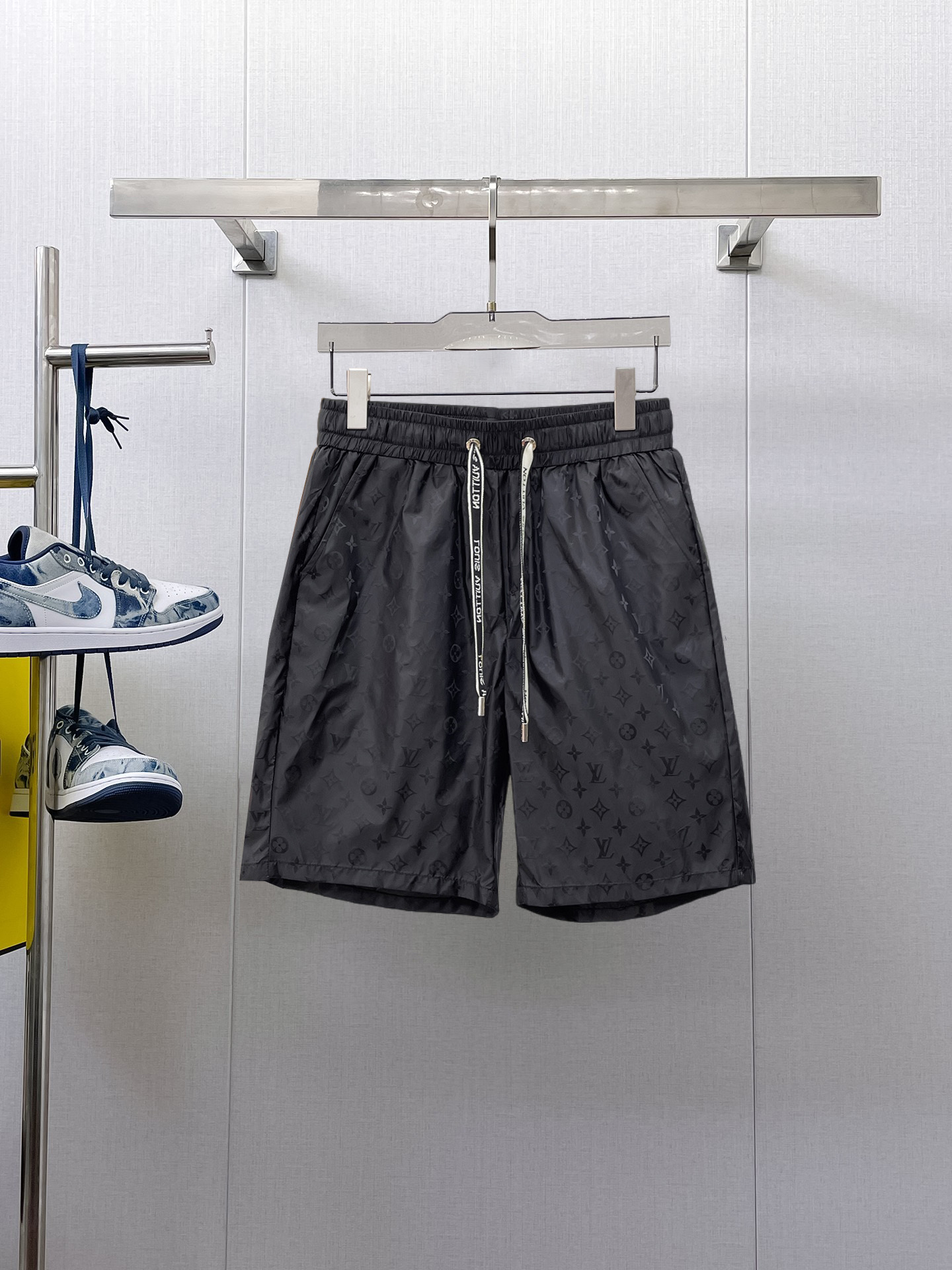 NO:933240,LV three-standard complete 2026 summer new men's casual shorts, advanced custom-made breathable fabrics, extremely breathable, elastic and comfortable, impeccable details, top-grade accessories, original logo design concept, delicate and soft feel!  The upper body fit is awesome!  Sizes M-XXXL, please state your height and weight when ordering,,louis vuitton,shorts,19860909LV 三标齐全 2026夏季新款男士休闲短裤,高级定制面料透气面料 透气弹力舒适度极高,细节无可挑剔,顶级辅料配备,原版logo设计理念,手感细腻柔软！上身版型超赞！尺码M-XXXL下单报身高体重,,louis vuitton,shorts,,Men's clothing