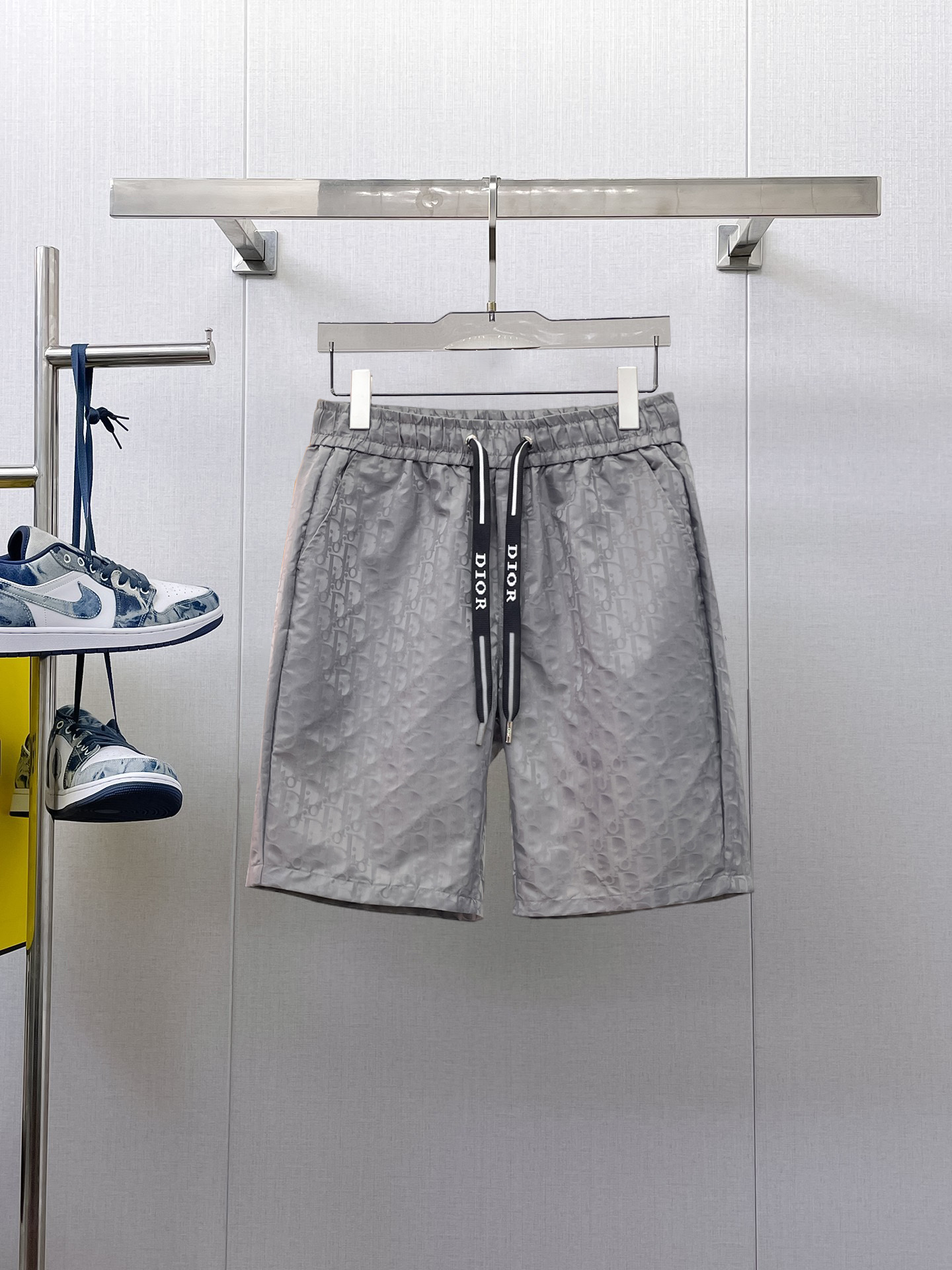 NO:933184,Dior's 2026 new summer men's casual shorts with three complete standards, advanced custom-made breathable fabrics, extremely breathable, elastic and comfortable, impeccable details, top-grade accessories, original logo design concept, delicate and soft feel!  The upper body fit is awesome!  For sizes M-XXXL, please state your height and weight when ordering, dior, shorts,19860909迪奥 三标齐全 2026夏季新款男士休闲短裤,高级定制面料透气面料 透气弹力舒适度极高,细节无可挑剔,顶级辅料配备,原版logo设计理念,手感细腻柔软！上身版型超赞！尺码M-XXXL下单报身高体重,,dior,shorts,,Men's clothing