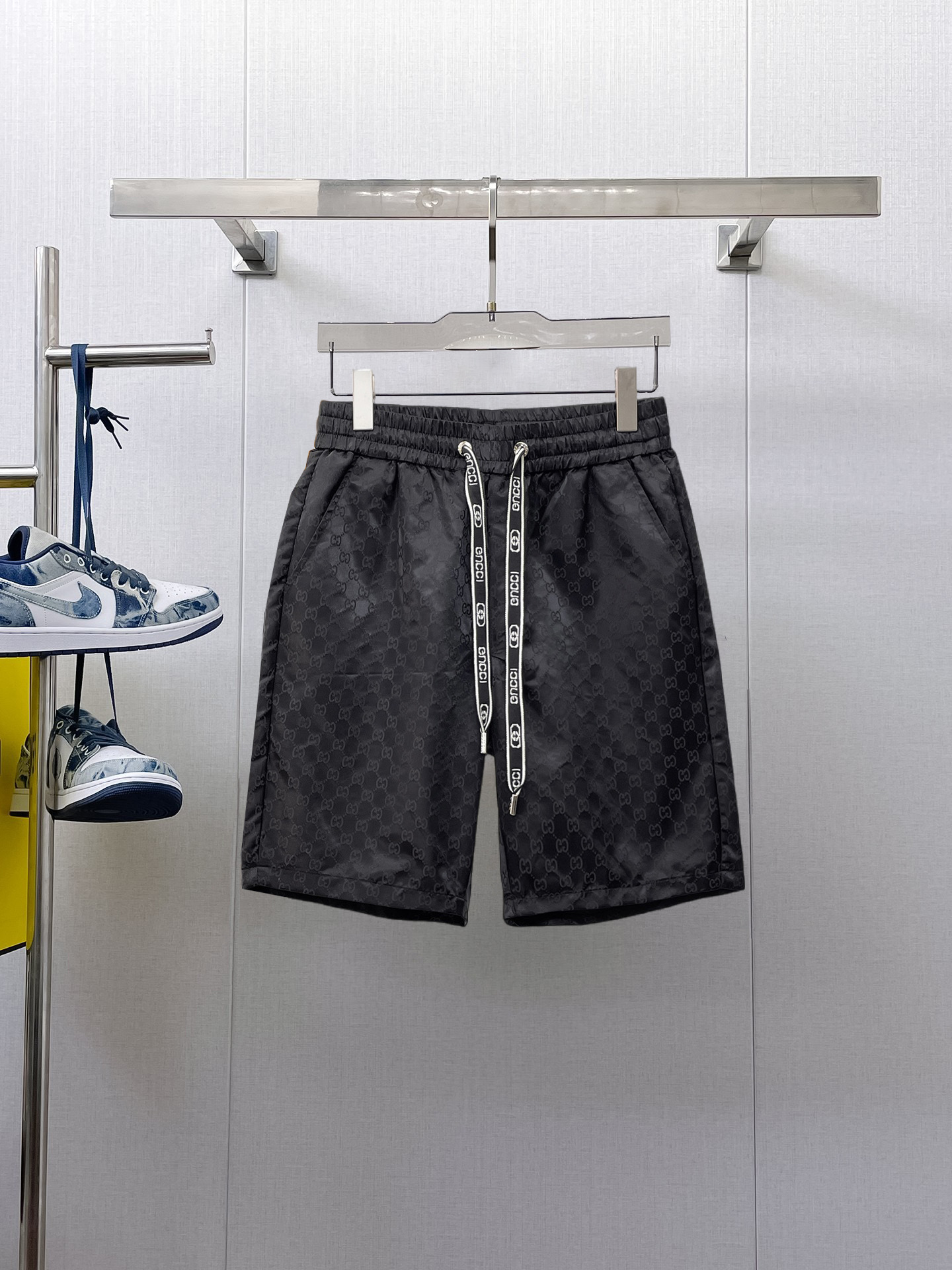 NO:933188,Gucci's three-standard complete 2026 new summer men's casual shorts, advanced custom-made breathable fabrics, extremely breathable, elastic and comfortable, impeccable details, top-grade accessories, original logo design concept, delicate and soft feel!  The upper body shape is awesome!  Sizes M-XXXL, please state your height and weight when ordering,,shorts,19860909古奇 三标齐全 2026夏季新款男士休闲短裤,高级定制面料透气面料 透气弹力舒适度极高,细节无可挑剔,顶级辅料配备,原版logo设计理念,手感细腻柔软！上身版型超赞！尺码M-XXXL下单报身高体重,,shorts,,Men's clothing