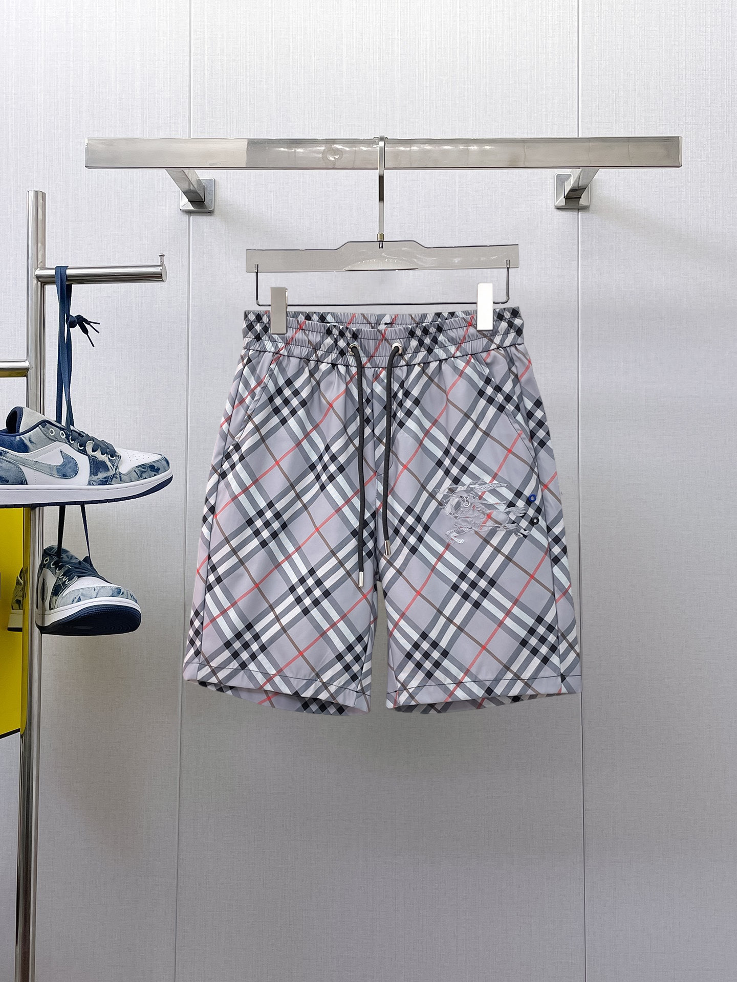 NO:933194,Burberry's three-standard complete 2026 new summer men's casual shorts, advanced custom-made breathable fabrics, extremely breathable, elastic and comfortable, impeccable details, top-grade accessories, original logo design concept, delicate and soft feel!  The upper body fit is awesome!  Sizes M-XXXL, please state your height and weight when ordering, burberry, shorts,19860909巴宝莉 三标齐全 2026夏季新款男士休闲短裤,高级定制面料透气面料 透气弹力舒适度极高,细节无可挑剔,顶级辅料配备,原版logo设计理念,手感细腻柔软！上身版型超赞！尺码M-XXXL下单报身高体重,,burberry,shorts,,Men's clothing