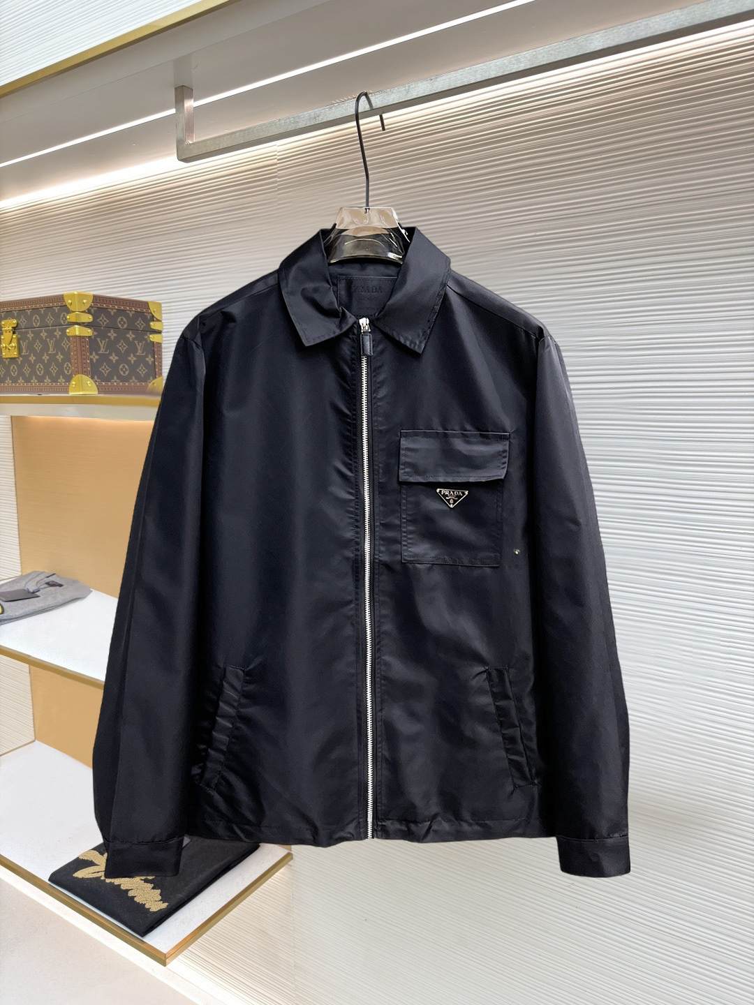 NO:874535,Same style as Prada official website, on sale in advance!  2026ss new spring men's jackets, original high-end version with three standards!  With hidden hood, custom-made fabrics at the counter, highly breathable and comfortable, impeccable details, brand element design concept, reflecting high quality. It feels delicate and soft!  It presents a casual cut and the upper body shape is awesome!  Size M～3XL, maximum wearing capacity is 195 catties.,,prada,jackets & coats,jackets & coats,hats,19860909普拉达 官网同款,提前发售！2026ss开春新款男士夹克外套,原单三标齐全高端版本！带隐藏帽,专柜定制面料 透气舒适度高,细节无可挑剔,品牌元素设计理念,体现高品质.手感细腻柔软！呈现休闲裁剪,上身版型超赞！码数M～3XL,最大穿195斤.,,prada,jackets & coats,jackets & coats,hats,,Men's clothing