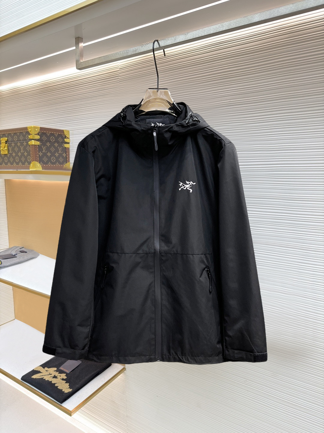 NO:874544,Same style as Arc’teryx official website, on sale in advance!  2026ss new spring men's jackets, original high-end version with three standards!  With hidden hood, custom-made fabrics at the counter, highly breathable and comfortable, impeccable details, brand element design concept, reflecting high quality. It feels delicate and soft!  It presents a casual cut and the upper body shape is awesome!  Size M～3XL, maximum wearing capacity is 195 catties.,arc'teryx,jackets & coats,jackets & coats,hats,19860909始祖鸟 官网同款,提前发售！2026ss开春新款男士夹克外套,原单三标齐全高端版本！带隐藏帽,专柜定制面料 透气舒适度高,细节无可挑剔,品牌元素设计理念,体现高品质.手感细腻柔软！呈现休闲裁剪,上身版型超赞！码数M～3XL,最大穿195斤.,arc'teryx,jackets & coats,jackets & coats,hats,,Men's clothing
