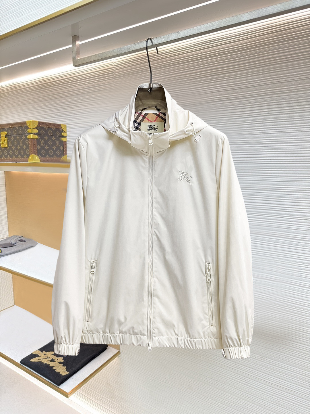 NO:874553,Same style as Burberry official website, on sale in advance!  2026ss new spring men's jackets, original high-end version with three standards!  With hidden hood, custom-made fabrics at the counter, highly breathable and comfortable, impeccable details, brand element design concept, reflecting high quality. It feels delicate and soft!  It presents a casual cut and the upper body shape is awesome!  Size M～3XL, maximum wearing capacity is 195 catties.,,burberry,jackets & coats,jackets & coats,hats,19860909巴宝莉 官网同款,提前发售！2026ss开春新款男士夹克外套,原单三标齐全高端版本！带隐藏帽,专柜定制面料 透气舒适度高,细节无可挑剔,品牌元素设计理念,体现高品质.手感细腻柔软！呈现休闲裁剪,上身版型超赞！码数M～3XL,最大穿195斤.,,burberry,jackets & coats,jackets & coats,hats,,Men's clothing