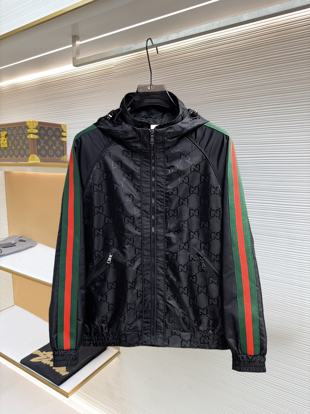 NO:874560,Same style as Gucci official website, on sale in advance!  2026ss new spring men's jackets, original high-end version with three standards!  With hidden hood, custom-made fabrics at the counter, highly breathable and comfortable, impeccable details, brand element design concept, reflecting high quality. It feels delicate and soft!  It presents a casual cut and the upper body shape is awesome!  Size M～3XL, maximum wearing capacity is 195 catties.,,jackets & coats,jackets & coats,hats,19860909古奇 官网同款,提前发售！2026ss开春新款男士夹克外套,原单三标齐全高端版本！带隐藏帽,专柜定制面料 透气舒适度高,细节无可挑剔,品牌元素设计理念,体现高品质.手感细腻柔软！呈现休闲裁剪,上身版型超赞！码数M～3XL,最大穿195斤.,,jackets & coats,jackets & coats,hats,,Men's clothing