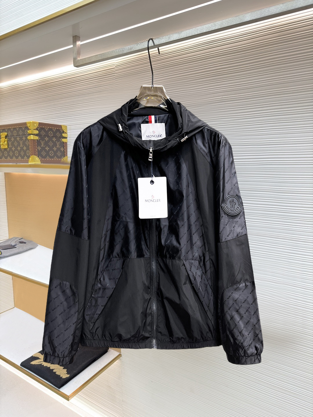 NO:874566,Same style as Mengkou official website, on sale in advance!  2026ss new spring men's jackets, original high-end version with three standards!  With hidden hood, custom-made fabrics at the counter, highly breathable and comfortable, impeccable details, brand element design concept, reflecting high quality. It feels delicate and soft!  It presents a casual cut and the upper body shape is awesome!  Size M～3XL, maximum wearing capacity is 195 catties.,,Moncler,jackets & coats,jackets & coats,hats,19860909蒙口 官网同款,提前发售！2026ss开春新款男士夹克外套,原单三标齐全高端版本！带隐藏帽,专柜定制面料 透气舒适度高,细节无可挑剔,品牌元素设计理念,体现高品质.手感细腻柔软！呈现休闲裁剪,上身版型超赞！码数M～3XL,最大穿195斤.,,Moncler,jackets & coats,jackets & coats,hats,,Men's clothing