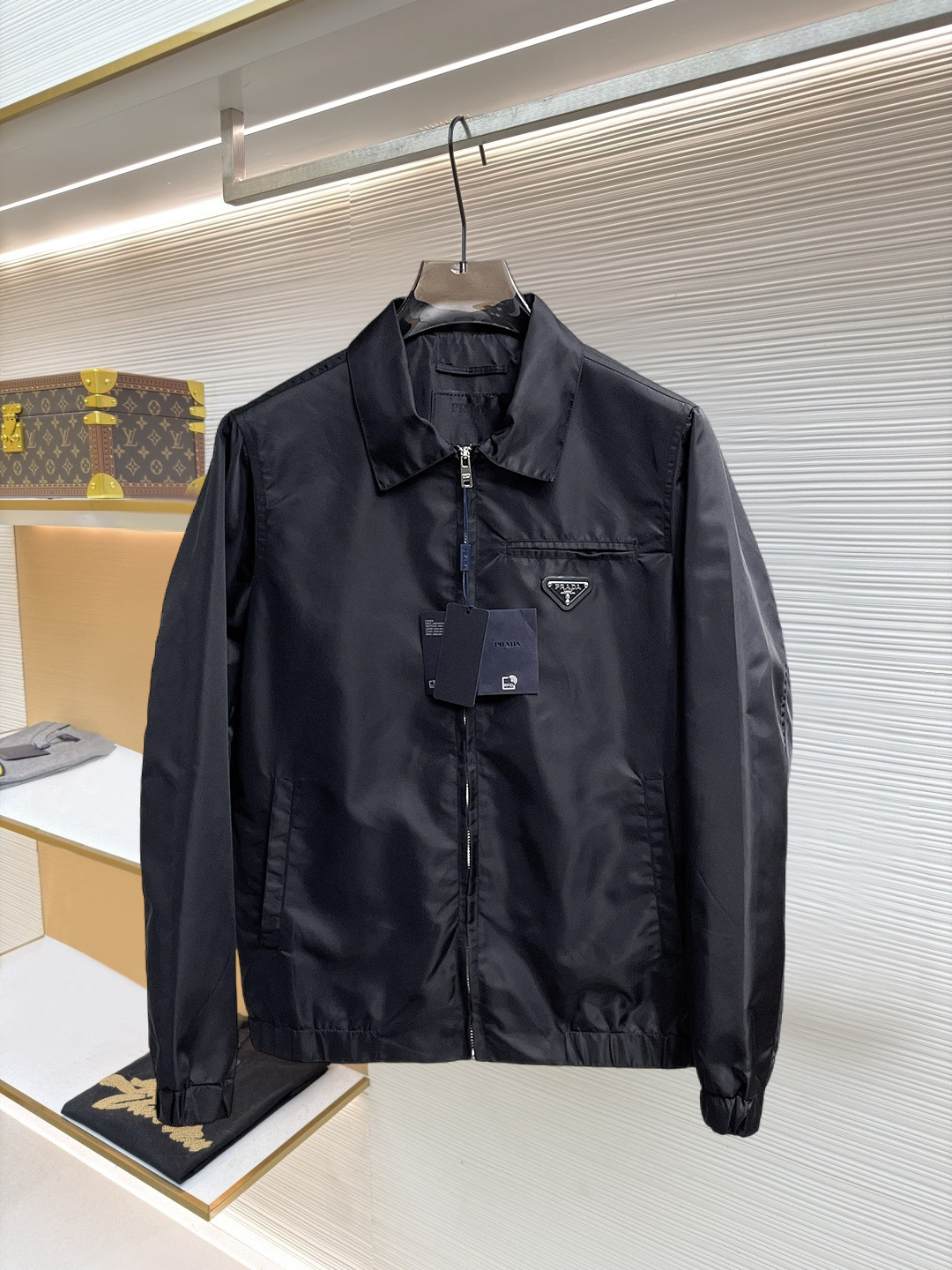 NO:874573,Same style as Prada official website, on sale in advance!  2026ss new spring men's jackets, original high-end version with three standards!  With hidden hood, custom-made fabrics at the counter, highly breathable and comfortable, impeccable details, brand element design concept, reflecting high quality. It feels delicate and soft!  It presents a casual cut and the upper body shape is awesome!  Size M～3XL, maximum wearing capacity is 195 catties.,,prada,jackets & coats,jackets & coats,hats,19860909普拉达 官网同款,提前发售！2026ss开春新款男士夹克外套,原单三标齐全高端版本！带隐藏帽,专柜定制面料 透气舒适度高,细节无可挑剔,品牌元素设计理念,体现高品质.手感细腻柔软！呈现休闲裁剪,上身版型超赞！码数M～3XL,最大穿195斤.,,prada,jackets & coats,jackets & coats,hats,,Men's clothing