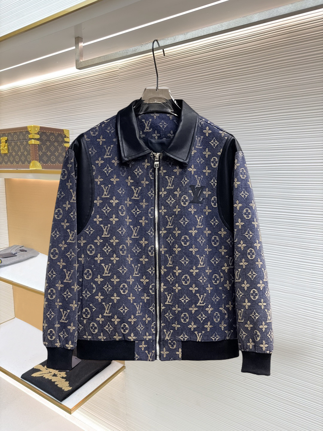 NO:874580,Same style as on LV official website, on sale in advance!  2026ss new spring men's jackets, original high-end version with three standards!  With hidden hood, custom-made fabrics at the counter, highly breathable and comfortable, impeccable details, brand element design concept, reflecting high quality. It feels delicate and soft!  It presents a casual cut and the upper body shape is awesome!  Size M～3XL, maximum wear is 195kg.,,louis vuitton,jackets & coats,jackets & coats,hats,19860909LV 官网同款,提前发售！2026ss开春新款男士夹克外套,原单三标齐全高端版本！带隐藏帽,专柜定制面料 透气舒适度高,细节无可挑剔,品牌元素设计理念,体现高品质.手感细腻柔软！呈现休闲裁剪,上身版型超赞！码数M～3XL,最大穿195斤.,,louis vuitton,jackets & coats,jackets & coats,hats,,Men's clothing