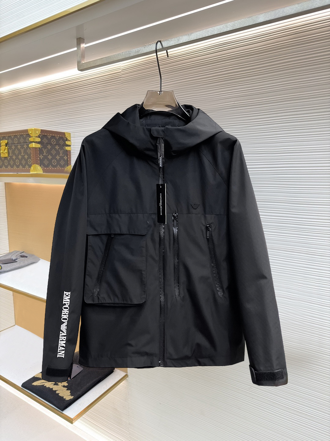 NO:874586,Same style as Armani official website, on sale in advance!  2026ss new spring men's jackets, original high-end version with three standards!  With hidden hood, custom-made fabrics at the counter, highly breathable and comfortable, impeccable details, brand element design concept, reflecting high quality. It feels delicate and soft!  It presents a casual cut and the upper body shape is awesome!  Size M～3XL, maximum wearing capacity is 195 catties.,,armani,jackets & coats,jackets & coats,hats,19860909阿玛尼 官网同款,提前发售！2026ss开春新款男士夹克外套,原单三标齐全高端版本！带隐藏帽,专柜定制面料 透气舒适度高,细节无可挑剔,品牌元素设计理念,体现高品质.手感细腻柔软！呈现休闲裁剪,上身版型超赞！码数M～3XL,最大穿195斤.,,armani,jackets & coats,jackets & coats,hats,,Men's clothing