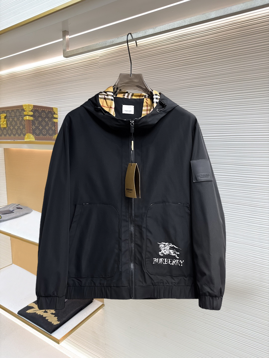 NO:874592,Same style as Burberry official website, on sale in advance!  2026ss new spring men's jackets, original high-end version with three standards!  With hidden hood, custom-made fabrics at the counter, highly breathable and comfortable, impeccable details, brand element design concept, reflecting high quality. It feels delicate and soft!  It presents a casual cut and the upper body shape is awesome!  Size M～3XL, maximum wearing capacity is 195 catties.,,burberry,jackets & coats,jackets & coats,hats,19860909巴宝莉 官网同款,提前发售！2026ss开春新款男士夹克外套,原单三标齐全高端版本！带隐藏帽,专柜定制面料 透气舒适度高,细节无可挑剔,品牌元素设计理念,体现高品质.手感细腻柔软！呈现休闲裁剪,上身版型超赞！码数M～3XL,最大穿195斤.,,burberry,jackets & coats,jackets & coats,hats,,Men's clothing