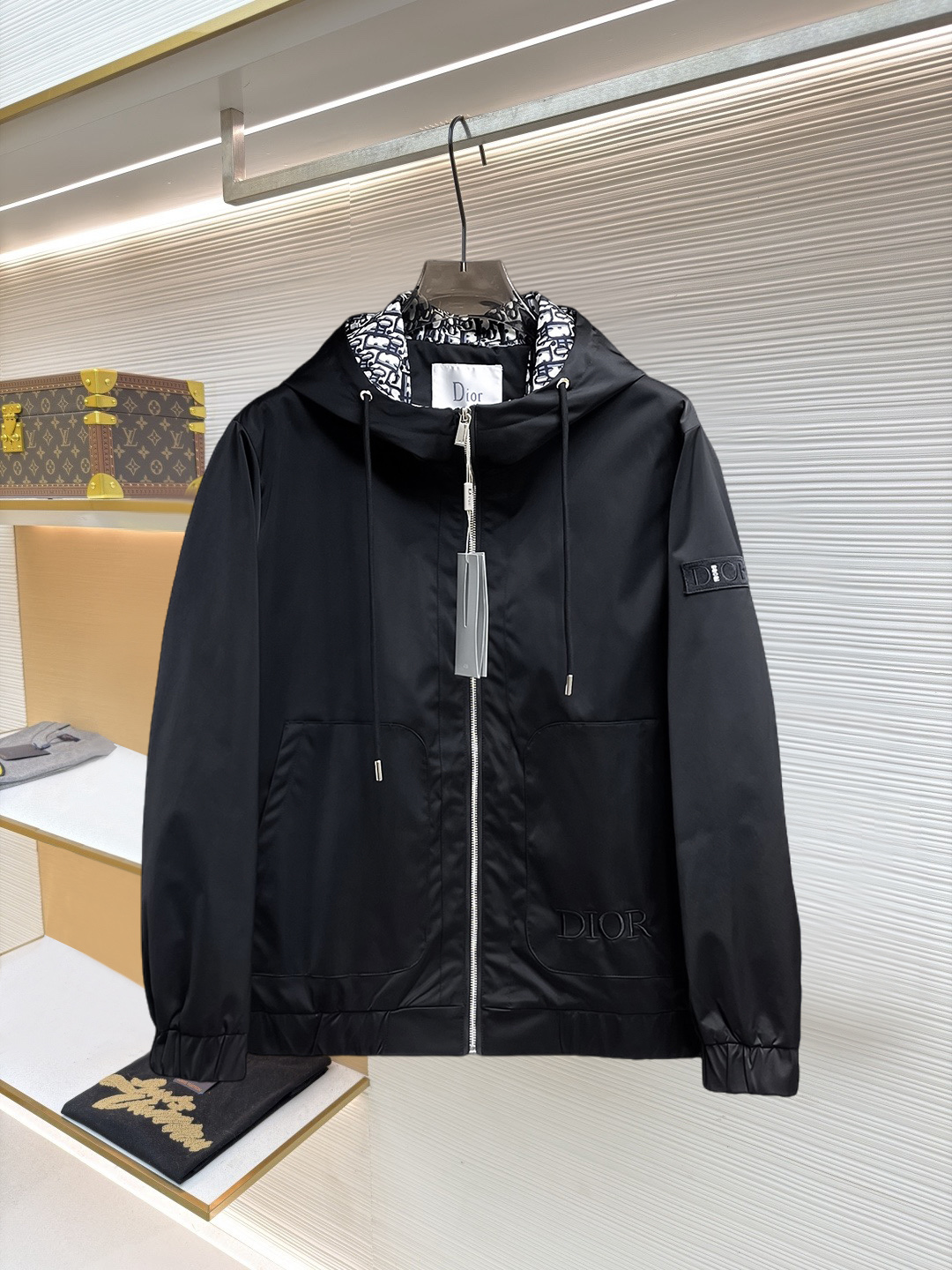 NO:874598,Same style as Dior official website, on sale in advance!  2026ss new spring men's jackets, original high-end version with three standards!  With hidden hood, custom-made fabrics at the counter, highly breathable and comfortable, impeccable details, brand element design concept, reflecting high quality. It feels delicate and soft!  It presents a casual cut and the upper body shape is awesome!  Size M～3XL, maximum wearing capacity is 195 catties.,,dior,jackets & coats,jackets & coats,hats,19860909迪奥 官网同款,提前发售！2026ss开春新款男士夹克外套,原单三标齐全高端版本！带隐藏帽,专柜定制面料 透气舒适度高,细节无可挑剔,品牌元素设计理念,体现高品质.手感细腻柔软！呈现休闲裁剪,上身版型超赞！码数M～3XL,最大穿195斤.,,dior,jackets & coats,jackets & coats,hats,,Men's clothing