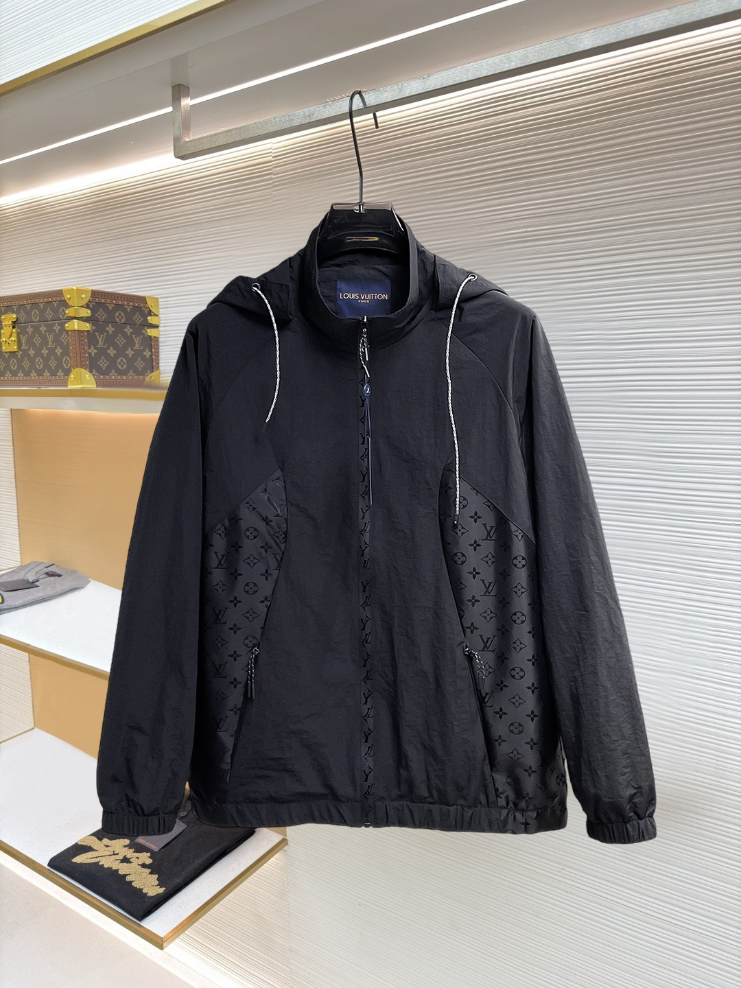 NO:874610,Same style as on LV official website, on sale in advance!  2026ss new spring men's jackets, original high-end version with three standards!  With hidden hood, custom-made fabrics at the counter, highly breathable and comfortable, impeccable details, brand element design concept, reflecting high quality. It feels delicate and soft!  It presents a casual cut and the upper body shape is awesome!  Size M～3XL, maximum wear is 195kg.,,louis vuitton,jackets & coats,jackets & coats,hats,19860909LV 官网同款,提前发售！2026ss开春新款男士夹克外套,原单三标齐全高端版本！带隐藏帽,专柜定制面料 透气舒适度高,细节无可挑剔,品牌元素设计理念,体现高品质.手感细腻柔软！呈现休闲裁剪,上身版型超赞！码数M～3XL,最大穿195斤.,,louis vuitton,jackets & coats,jackets & coats,hats,,Men's clothing