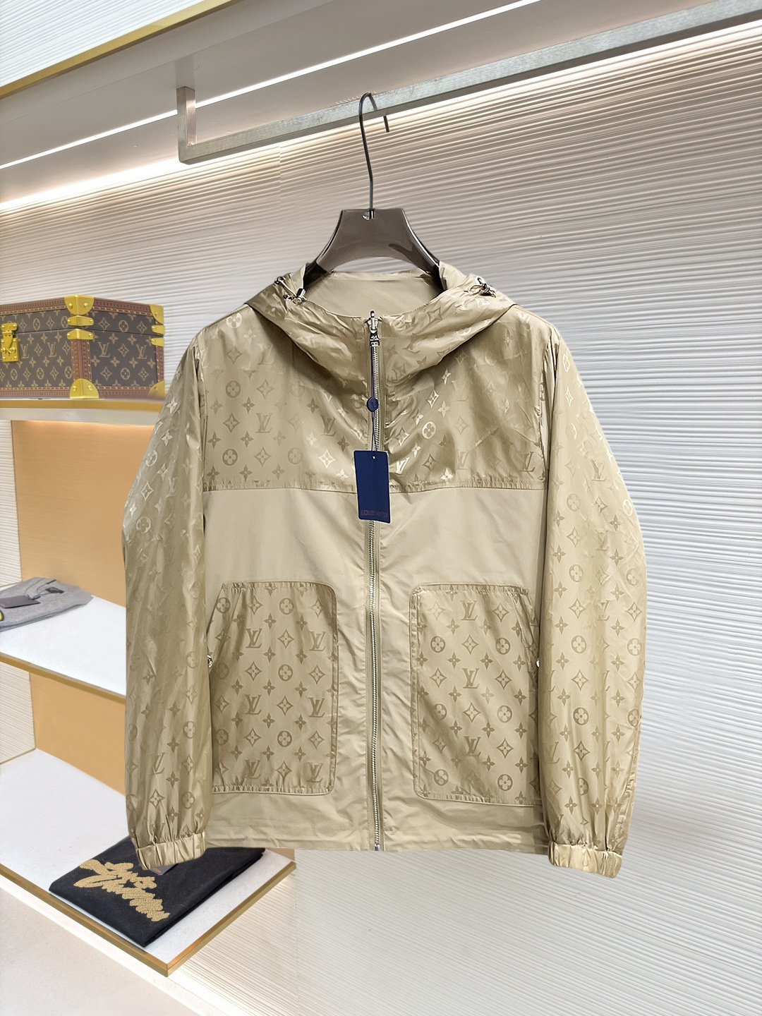 NO:874616,Same style as on LV official website, on sale in advance!  2026ss spring new men's reversible jacket, original single and three-label complete high-end version!  With hidden hood, custom-made fabrics at the counter, highly breathable and comfortable, impeccable details, brand element design concept, reflecting high quality. It feels delicate and soft!  It presents a casual cut and the upper body shape is awesome!  Size M～3XL, maximum wear is 195kg.,,louis vuitton,jackets & coats,jackets & coats,hats,19860909LV 官网同款,提前发售！2026ss开春新款男士双面穿夹克外套,原单三标齐全高端版本！带隐藏帽,专柜定制面料 透气舒适度高,细节无可挑剔,品牌元素设计理念,体现高品质.手感细腻柔软！呈现休闲裁剪,上身版型超赞！码数M～3XL,最大穿195斤.,,louis vuitton,jackets & coats,jackets & coats,hats,,Men's clothing