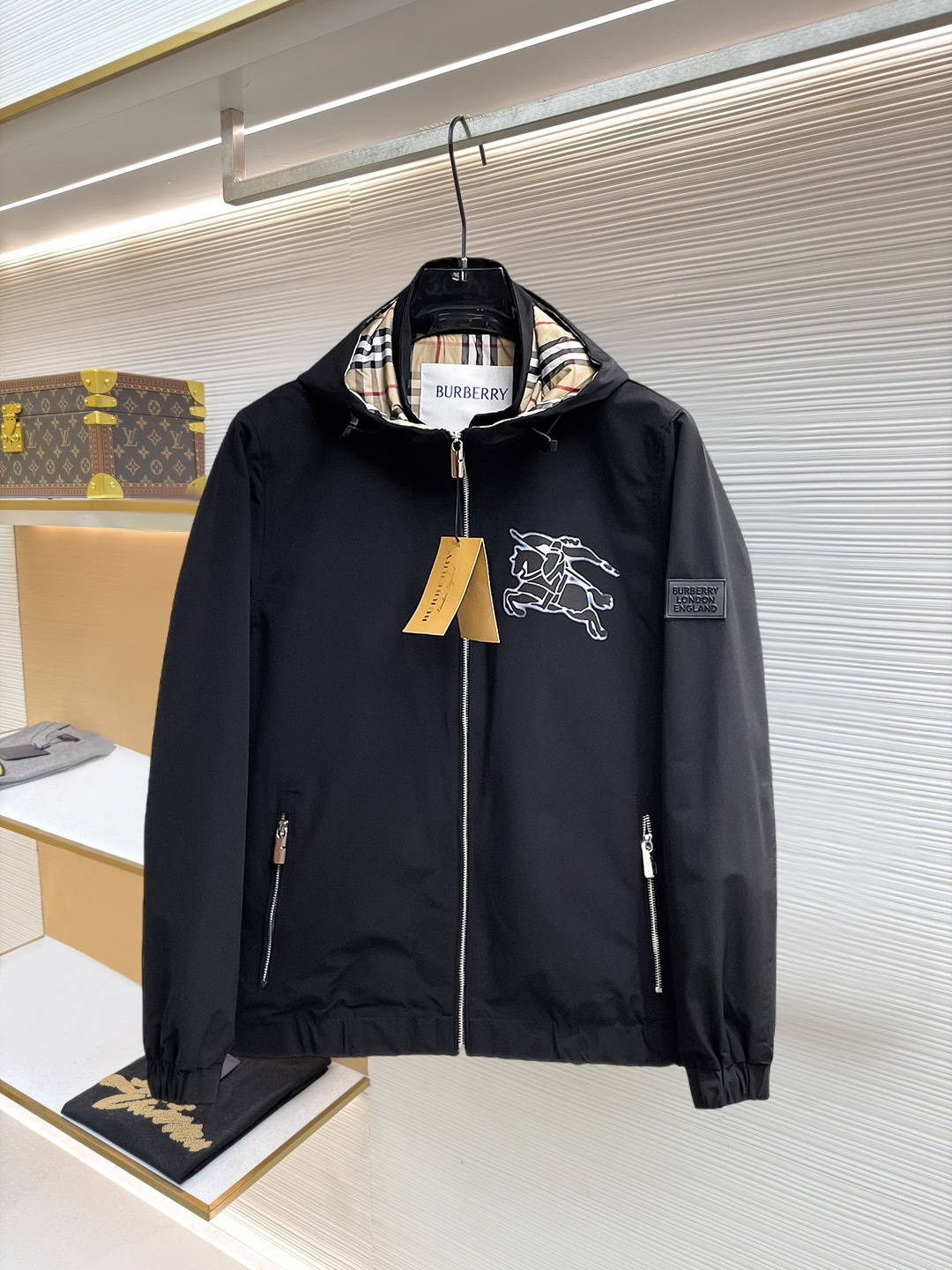NO:874622,Same style as Burberry official website, on sale in advance!  2026ss new spring men's jackets, original high-end version with three standards!  With hidden hood, custom-made fabrics at the counter, highly breathable and comfortable, impeccable details, brand element design concept, reflecting high quality. It feels delicate and soft!  It presents a casual cut and the upper body shape is awesome!  Size M～3XL, maximum wearing capacity is 195 catties.,,burberry,jackets & coats,jackets & coats,hats,19860909巴宝莉 官网同款,提前发售！2026ss开春新款男士夹克外套,原单三标齐全高端版本！带隐藏帽,专柜定制面料 透气舒适度高,细节无可挑剔,品牌元素设计理念,体现高品质.手感细腻柔软！呈现休闲裁剪,上身版型超赞！码数M～3XL,最大穿195斤.,,burberry,jackets & coats,jackets & coats,hats,,Men's clothing