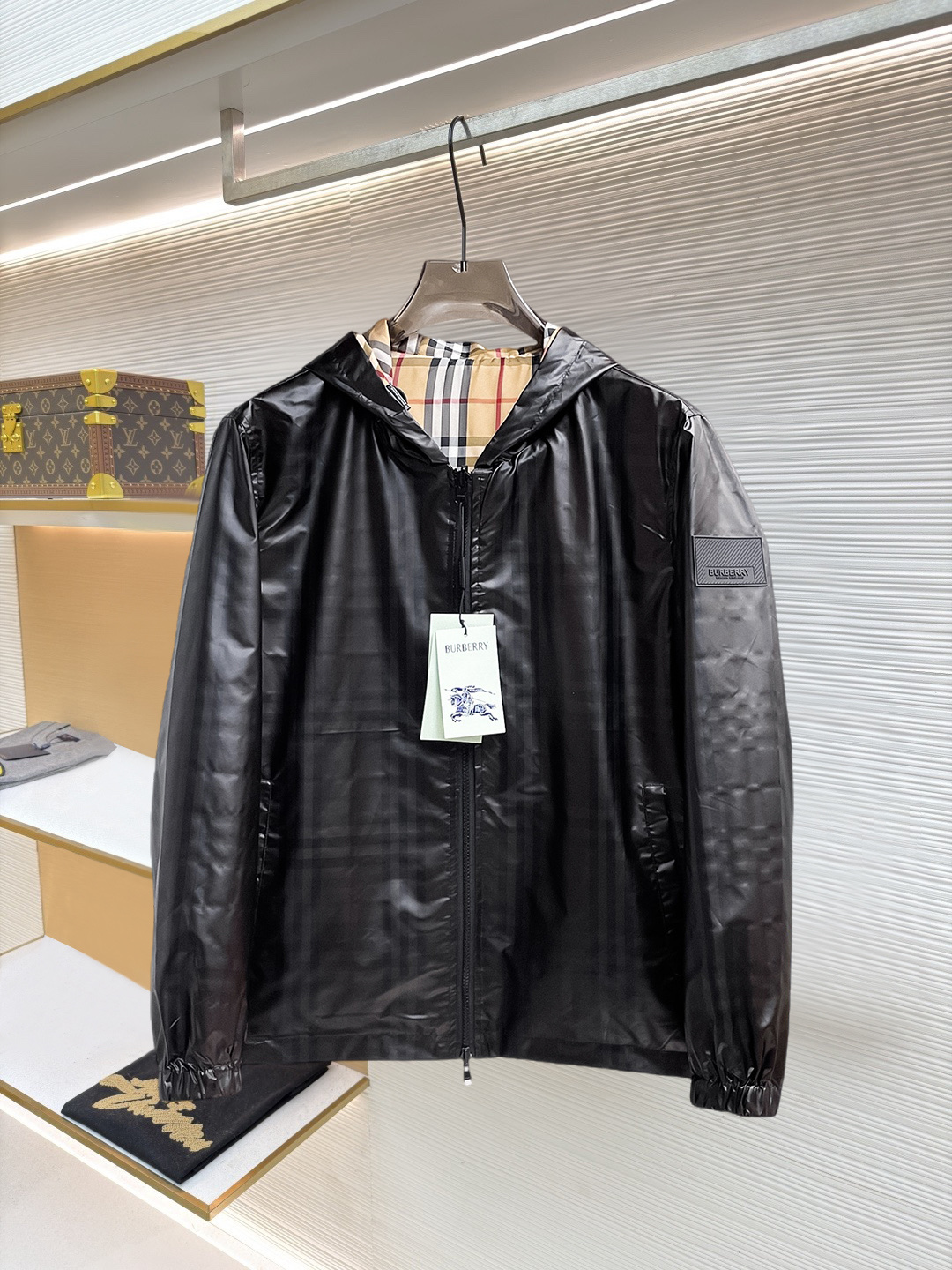NO:874567,Same style as Burberry official website, on sale in advance!  2026ss spring new men's reversible jacket, original single and three-label complete high-end version!  With hidden hood, custom-made fabrics at the counter, highly breathable and comfortable, impeccable details, brand element design concept, reflecting high quality. It feels delicate and soft!  It presents a casual cut and the upper body shape is awesome!  Size M～3XL, maximum wearing capacity is 195 catties.,,burberry,jackets & coats,jackets & coats,hats,19860909巴宝莉 官网同款,提前发售！2026ss开春新款男士双面穿夹克外套,原单三标齐全高端版本！带隐藏帽,专柜定制面料 透气舒适度高,细节无可挑剔,品牌元素设计理念,体现高品质.手感细腻柔软！呈现休闲裁剪,上身版型超赞！码数M～3XL,最大穿195斤.,,burberry,jackets & coats,jackets & coats,hats,,Men's clothing