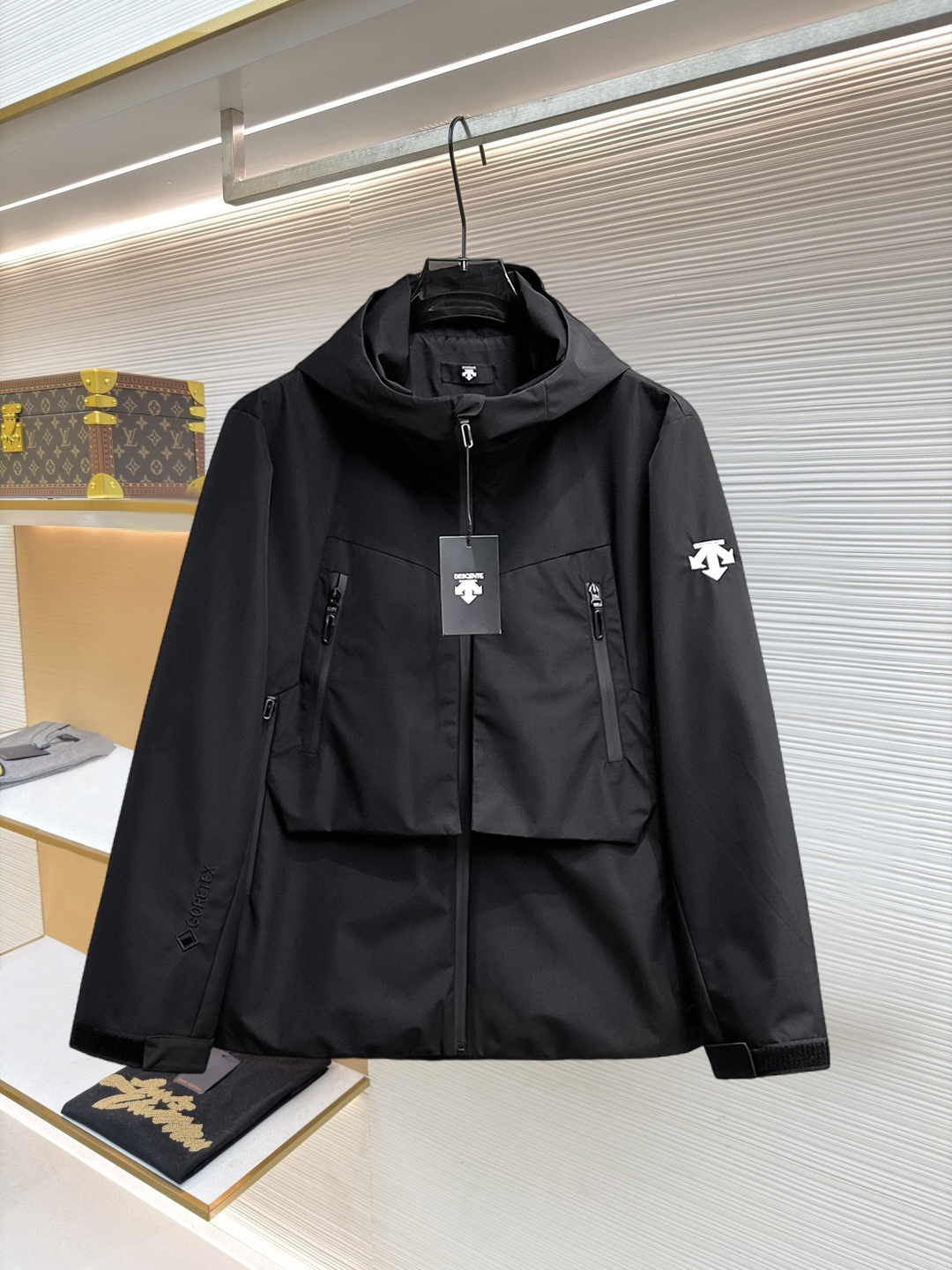 NO:874574,Same style as Descente’s official website, on sale in advance!  2026ss new spring men's jackets, original high-end version with three standards!  With hidden hood, custom-made fabrics at the counter, highly breathable and comfortable, impeccable details, brand element design concept, reflecting high quality. It feels delicate and soft!  It presents a casual cut and the upper body shape is awesome!  Size M～3XL, maximum wearing capacity is 195 catties.,,jackets & coats,jackets & coats,hats,19860909迪桑特 官网同款,提前发售！2026ss开春新款男士夹克外套,原单三标齐全高端版本！带隐藏帽,专柜定制面料 透气舒适度高,细节无可挑剔,品牌元素设计理念,体现高品质.手感细腻柔软！呈现休闲裁剪,上身版型超赞！码数M～3XL,最大穿195斤.,,jackets & coats,jackets & coats,hats,,Men's clothing